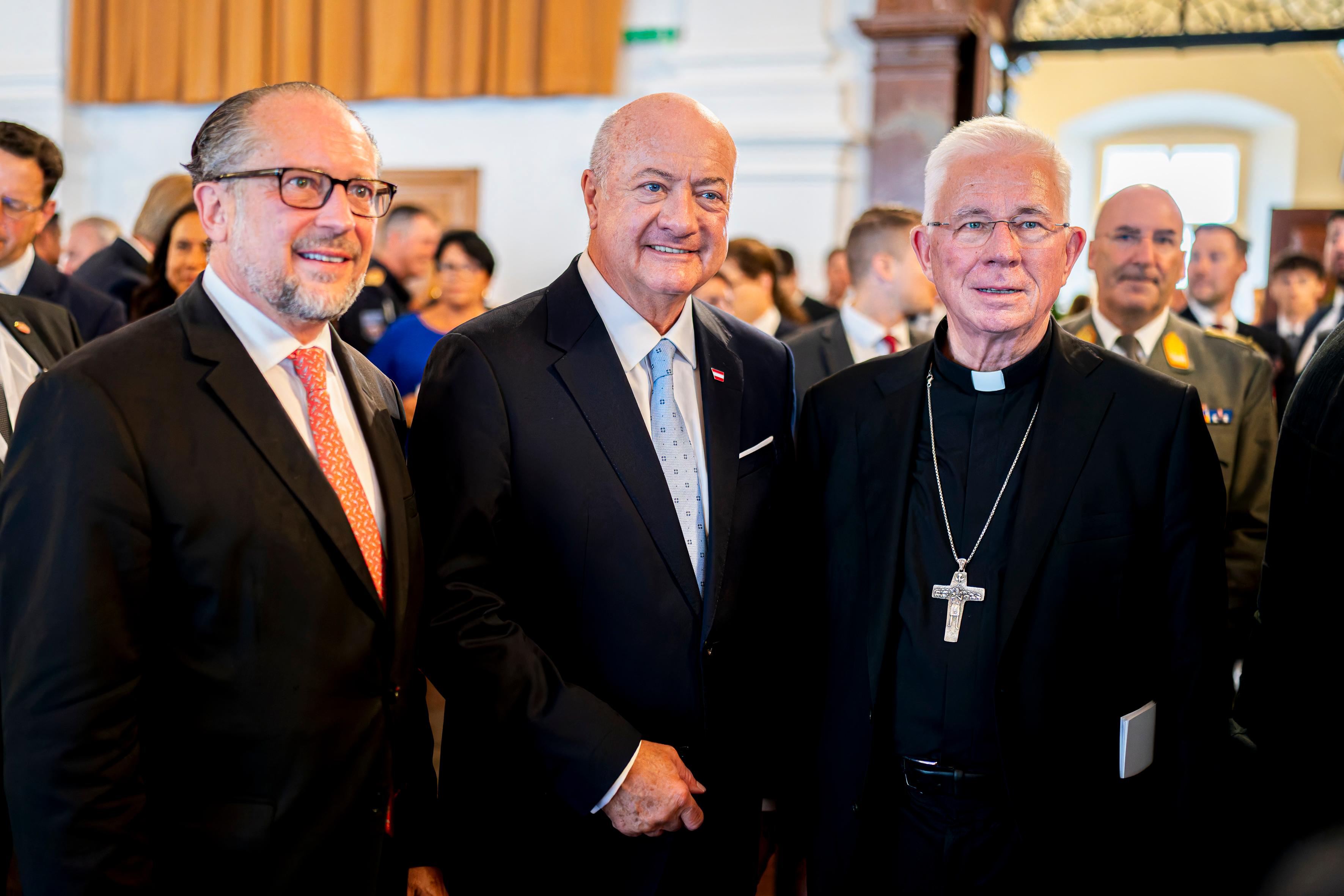 Am 26. Juli 2026 besuchte Bundeskanzler Christian Stocker (m.) die Eröffnung der Salzburger Festspiele in Salzburg. Im Bild mit Bundeskanzler a.D. Alexander Schallenberg (l.) und dem Erzbischof von Salzburg Franz Lackner (r.).