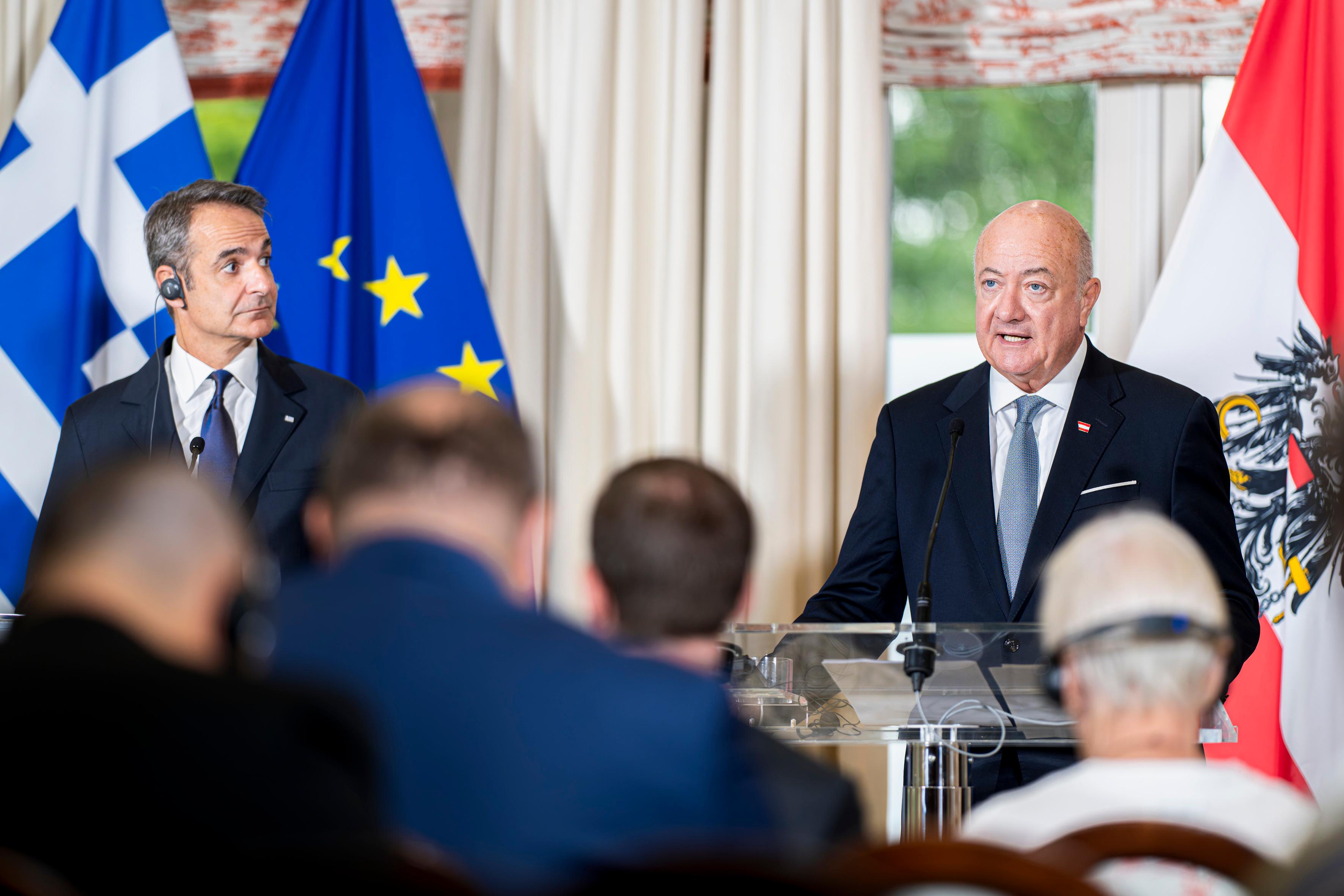 Am 27. Juli 2026 traf Bundeskanzler Christian Stocker (r.) den Premierminister der Hellenischen Republik Kyriakos Mitsotakis (l.) zu einem Arbeitsgespräch. Im Bild bei der gemeinsamen Pressekonferenz.