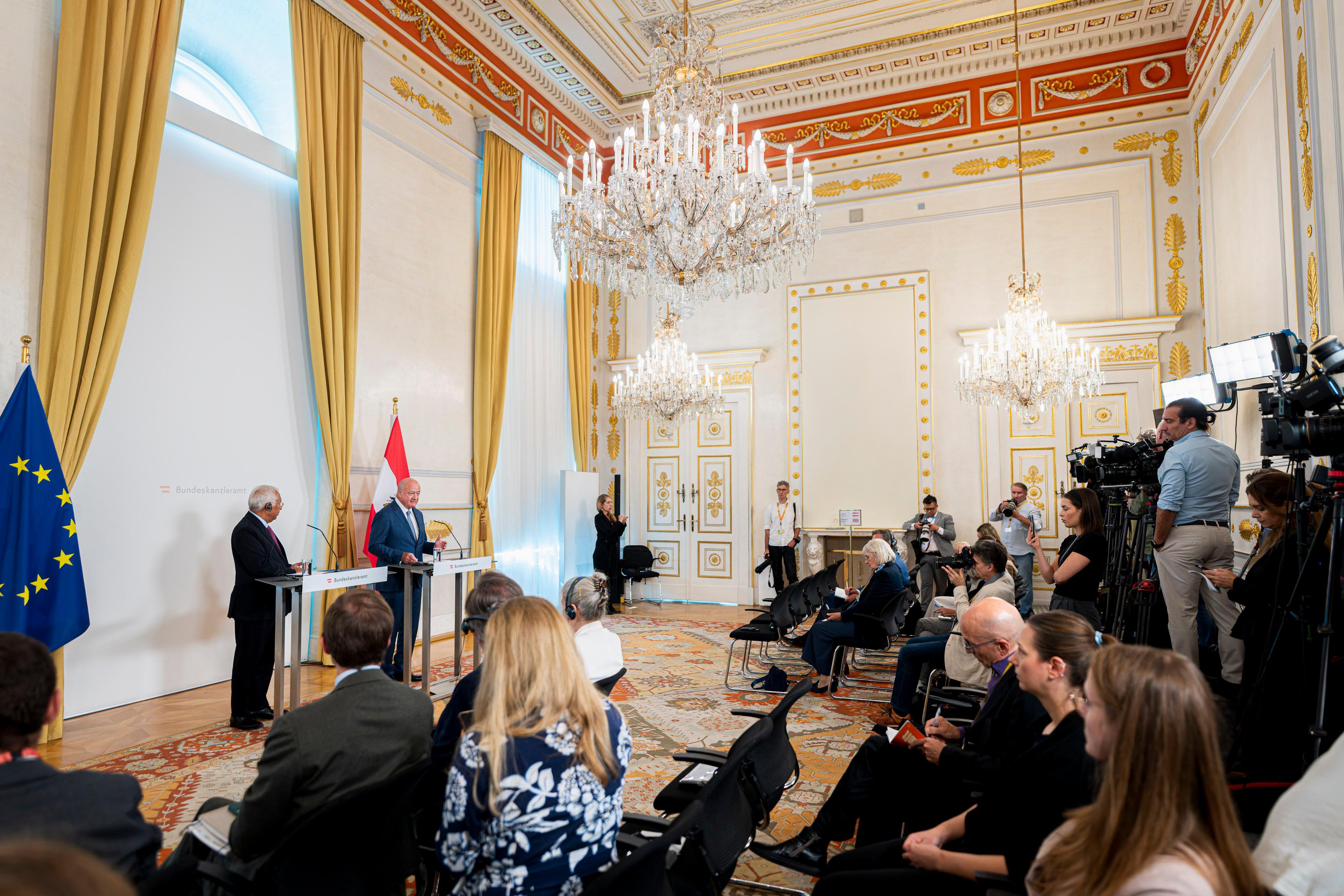 Am 15. September 2026 empfing Bundeskanzler Christian Stocker den Präsidenten des Europäischen Rates António Costa, zu einem Arbeitsbesuch im Bundeskanzleramt. Im Bild bei einer gemeinsamen Pressekonferenz.