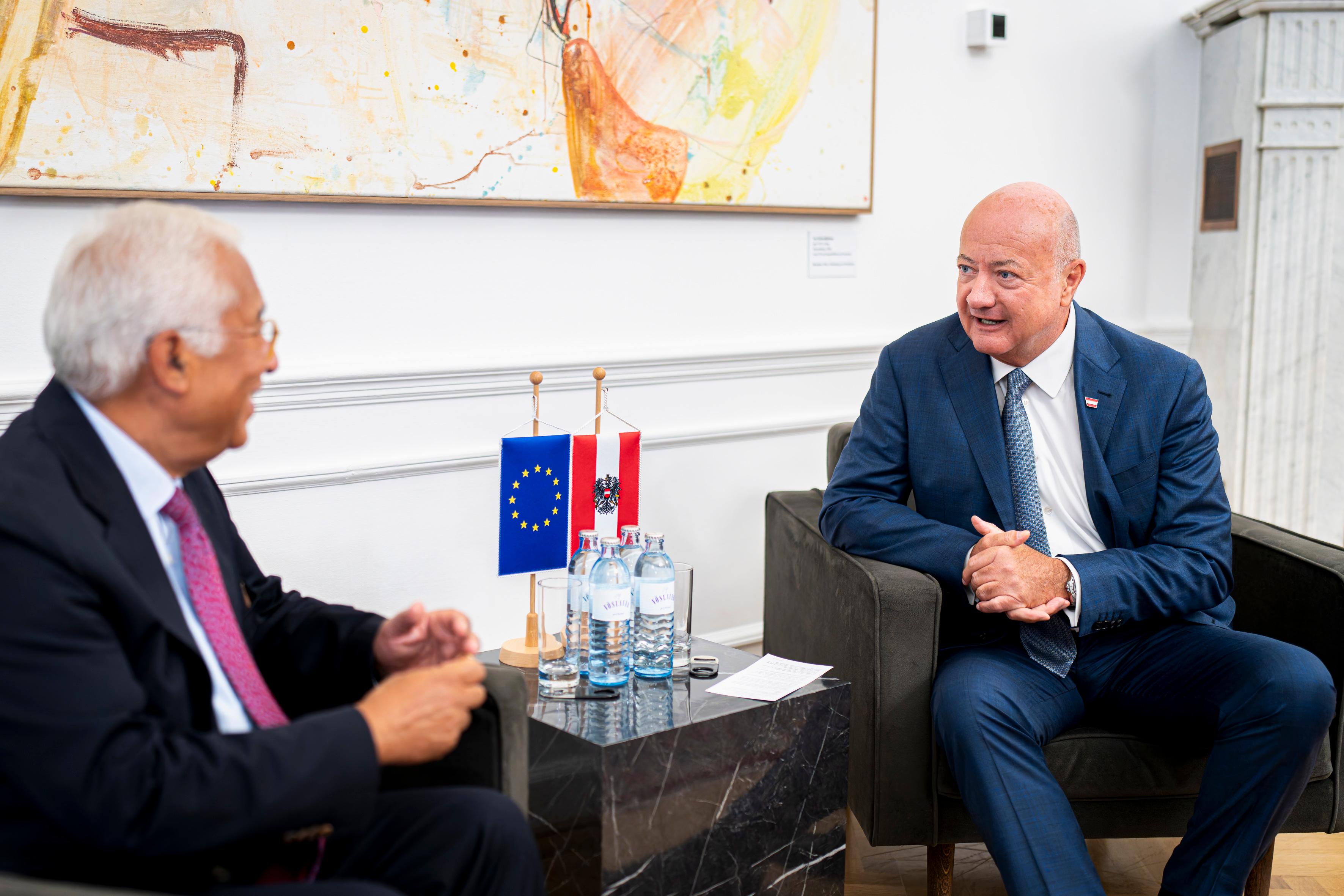 Am 15. September 2026 empfing Bundeskanzler Christian Stocker (r.) den Präsidenten des Europäischen Rates António Costa (l.), zu einem Arbeitsbesuch im Bundeskanzleramt. Im Bild bei einem Arbeitsgespräch.