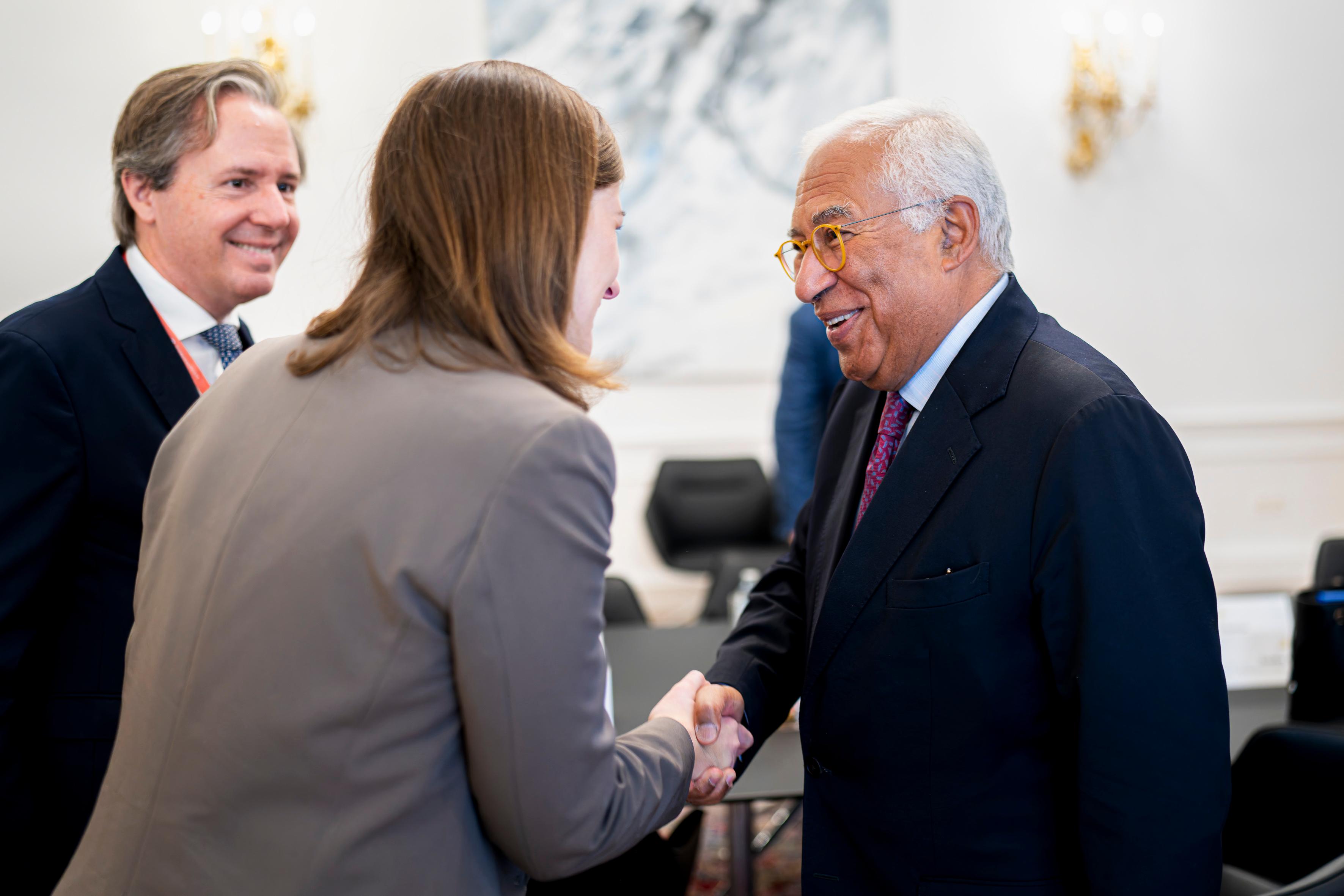 Am 15. September 2026 empfing Bundeskanzler Christian Stocker den Präsidenten des Europäischen Rates António Costa (r.), zu einem Arbeitsbesuch im Bundeskanzleramt. Im Bild mit Bundesministerin Claudia Bauer (m.).