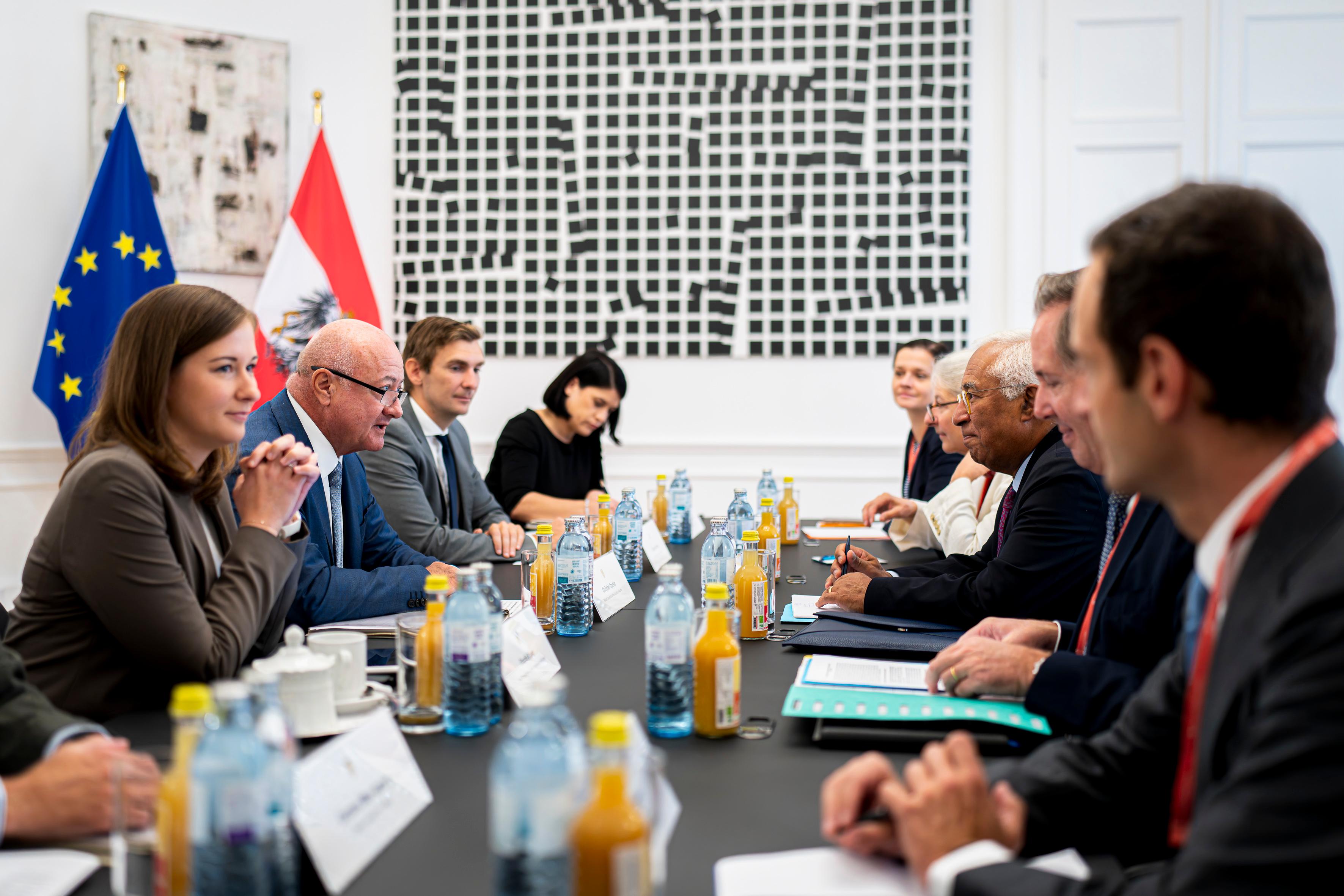 Am 15. September 2026 empfing Bundeskanzler Christian Stocker (2.v.l.) den Präsidenten des Europäischen Rates António Costa (3.v.r.), zu einem Arbeitsbesuch im Bundeskanzleramt. Im Bild bei einem Arbeitsgespräch mit Bundesministerin Claudia Bauer (l.).