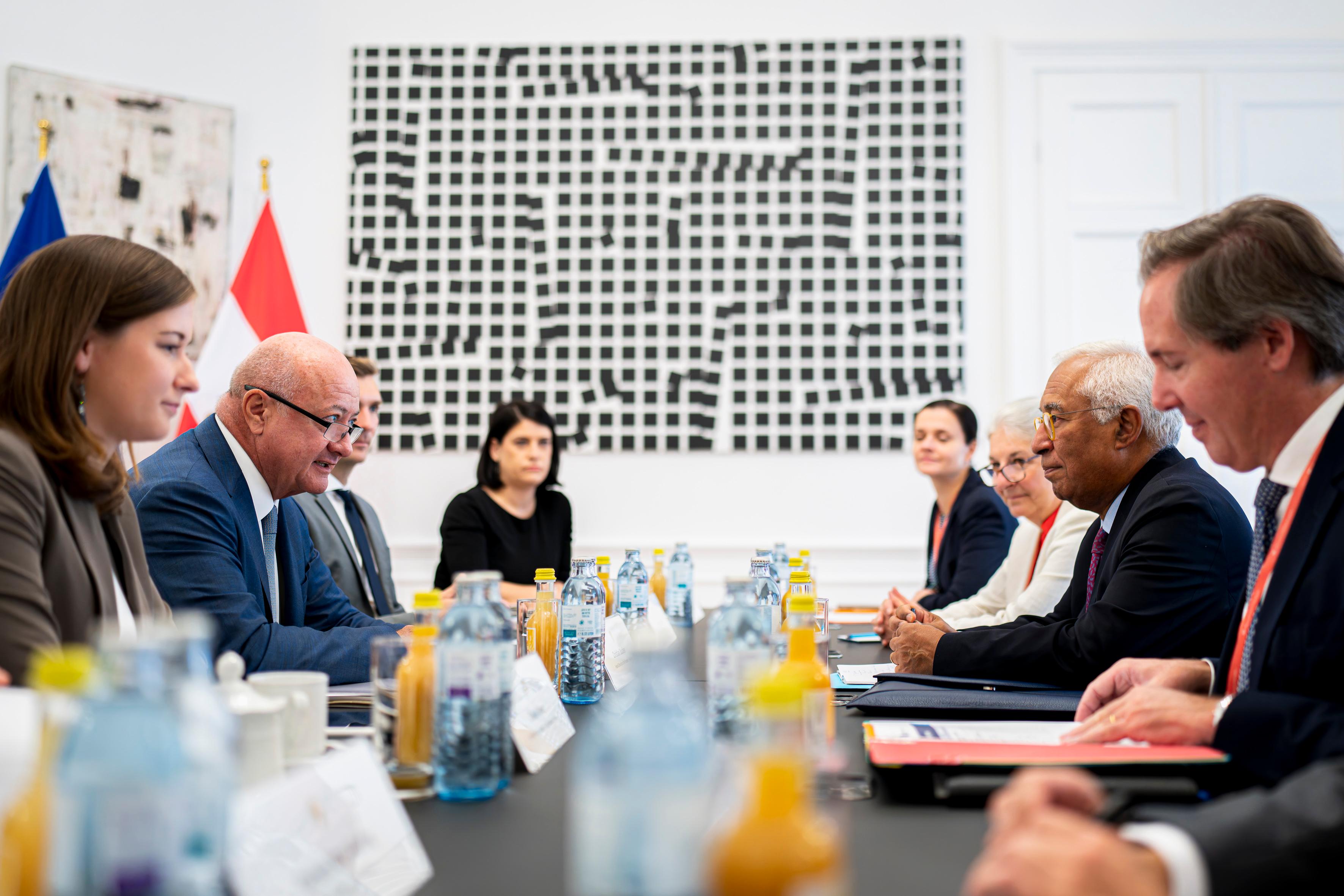 Am 15. September 2026 empfing Bundeskanzler Christian Stocker (2.v.l.) den Präsidenten des Europäischen Rates António Costa (2.v.r.), zu einem Arbeitsbesuch im Bundeskanzleramt. Im Bild bei einem Arbeitsgespräch mit Bundesministerin Claudia Bauer (l.).