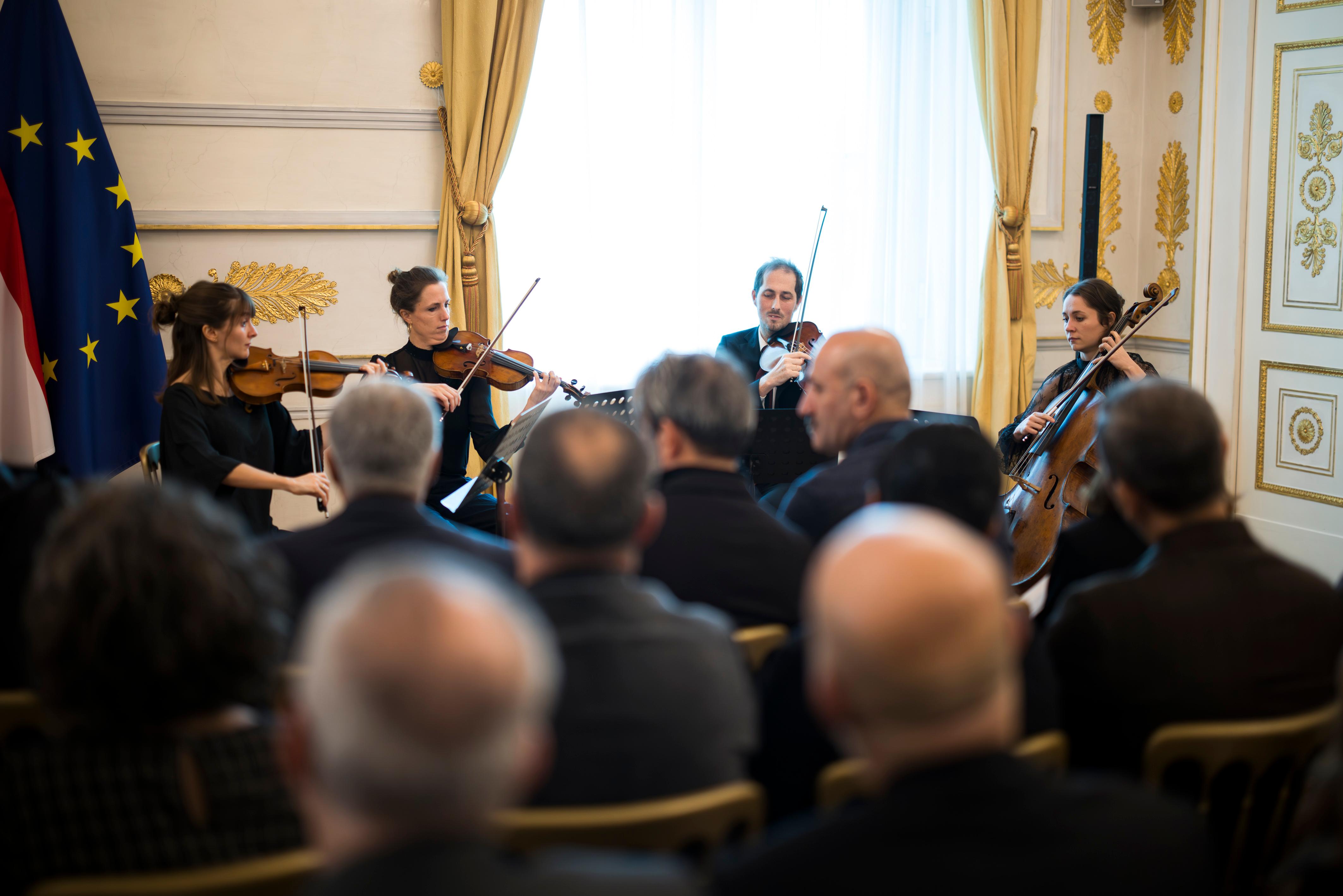 Am 5. November 2025 überreichte Bundesministerin Claudia Plakolm Ehrenzeichen im Bundeskanzleramt.