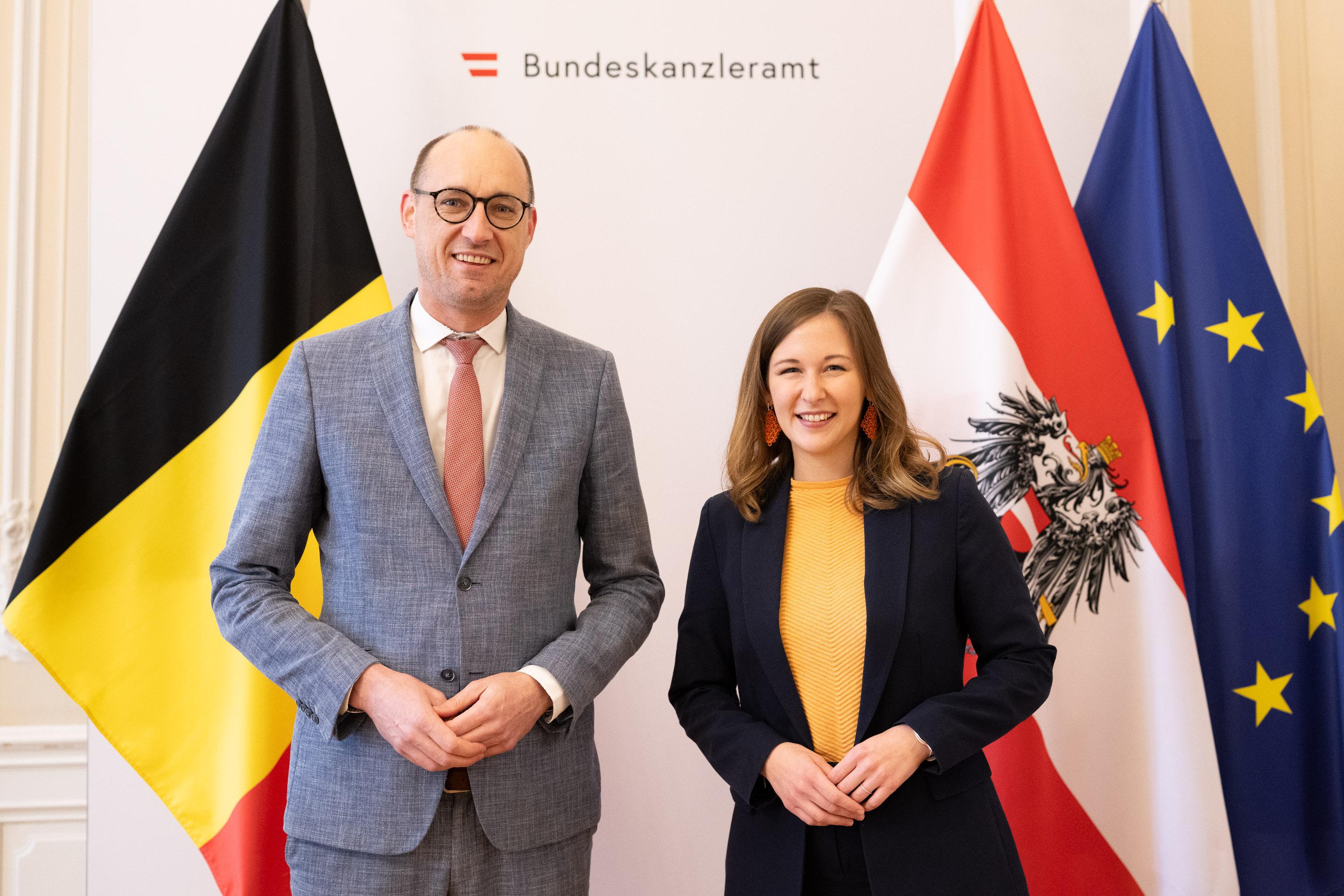 Am 4. Dezember 2025 empfing Bundesministerin Claudia Plakolm (r.) den Vizepremierminister von Belgien Vincent Van Peteghem (l.), zu einem Arbeitsbesuch im Bundeskanzleramt.