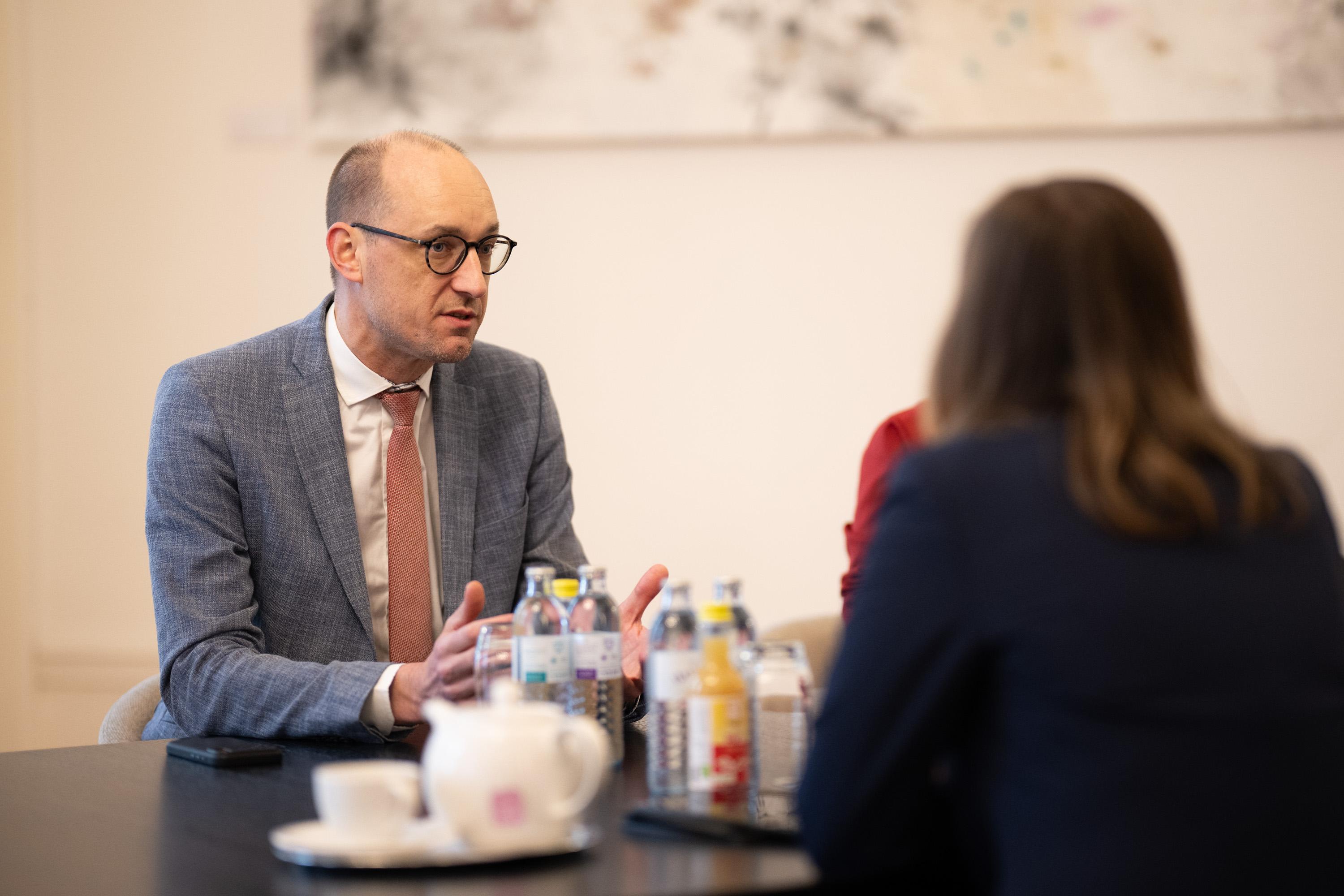 Am 4. Dezember 2025 empfing Bundesministerin Claudia Plakolm (r.) den Vizepremierminister von Belgien Vincent Van Peteghem (l.), zu einem Arbeitsbesuch im Bundeskanzleramt.
