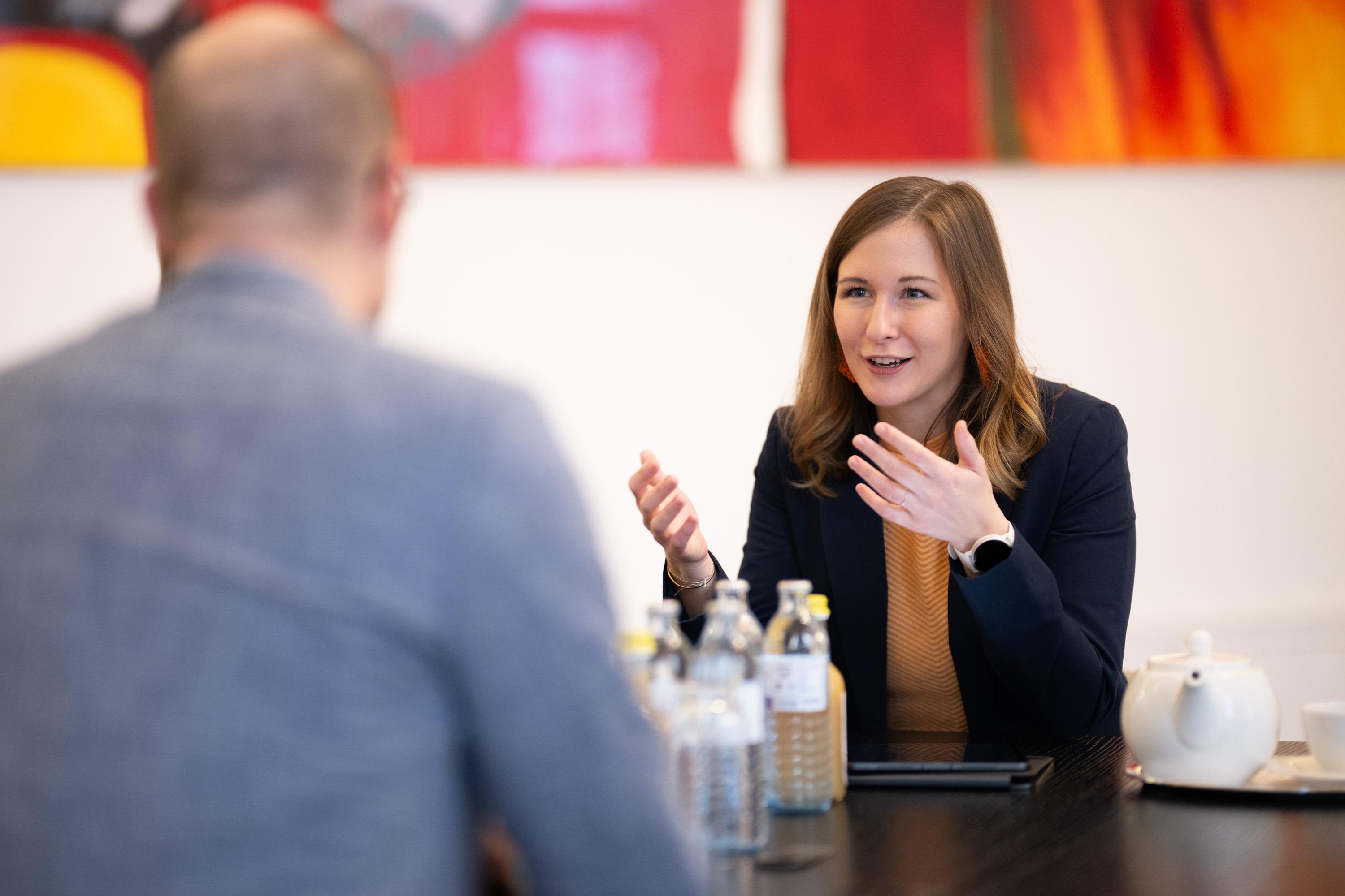 Am 4. Dezember 2025 empfing Bundesministerin Claudia Plakolm (r.) den Vizepremierminister von Belgien Vincent Van Peteghem (l.), zu einem Arbeitsbesuch im Bundeskanzleramt.