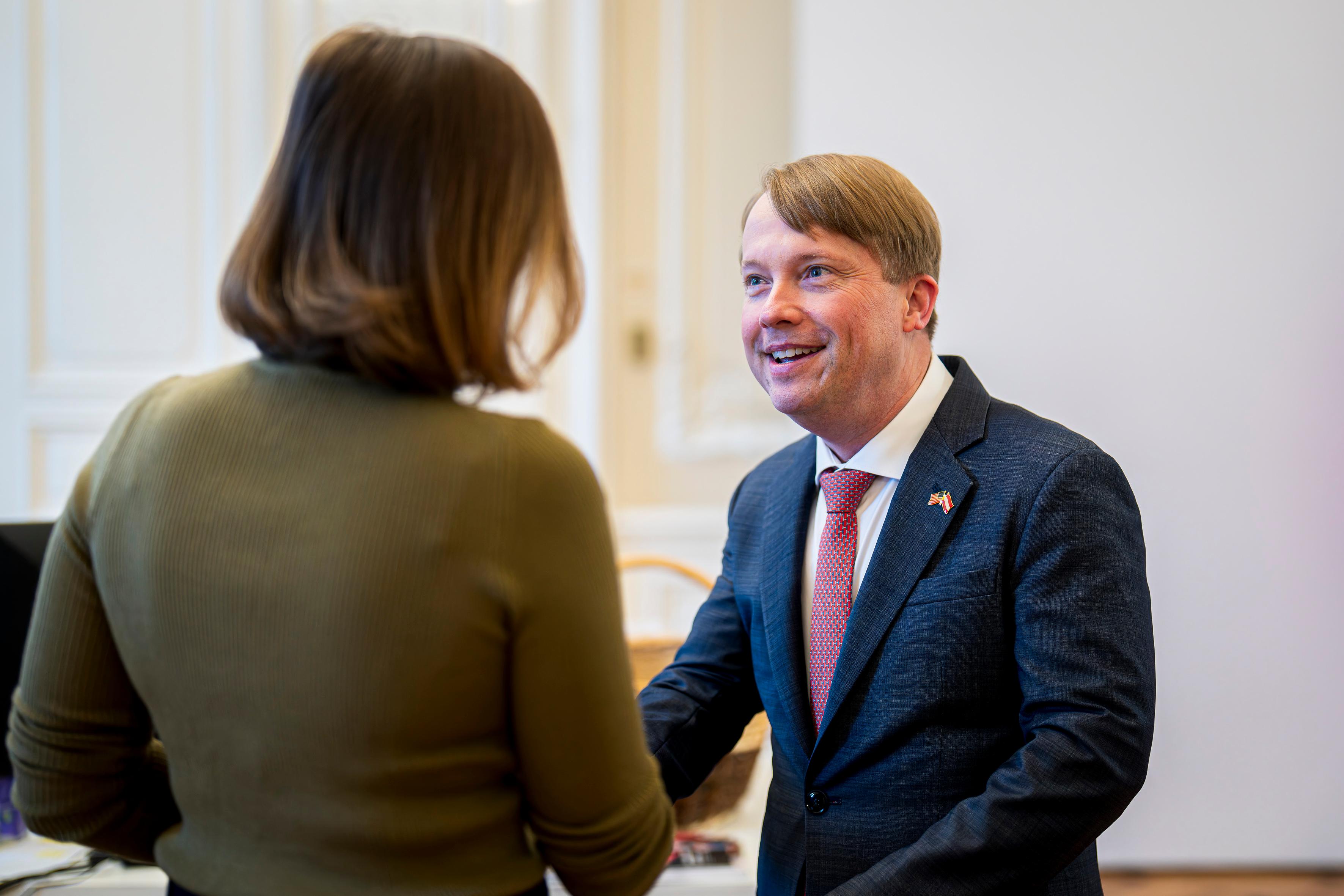 Am 12. Dezember 2025 empfing Bundesministerin Claudia Plakolm (l.) den Botschafter der Vereinigten Staaten von Amerika Arthur Graham Fisher (r.) zu einem Arbeitsgespräch im Bundeskanzleramt.