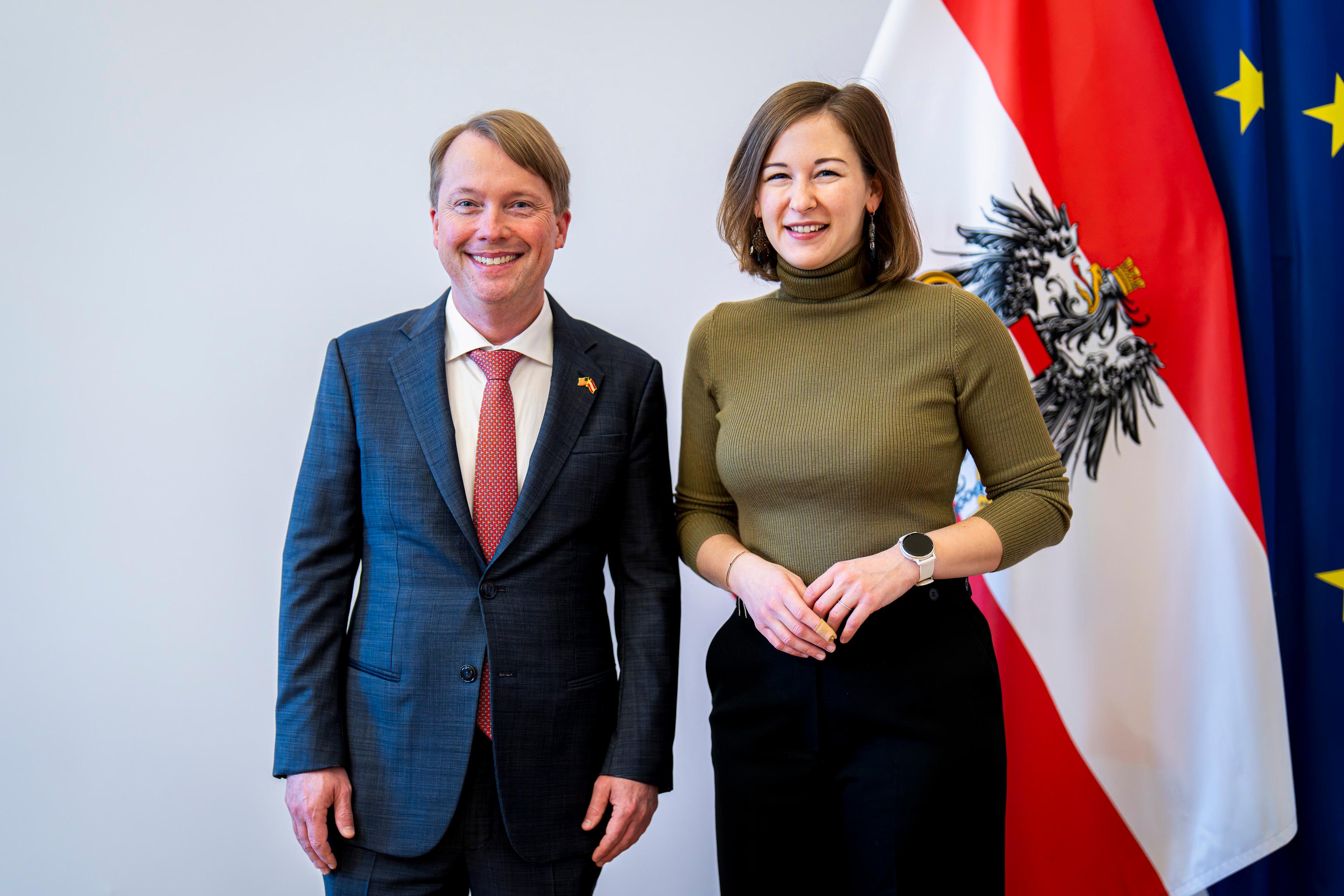Am 12. Dezember 2025 empfing Bundesministerin Claudia Plakolm (r.) den Botschafter der Vereinigten Staaten von Amerika Arthur Graham Fisher (l.) zu einem Arbeitsgespräch im Bundeskanzleramt.