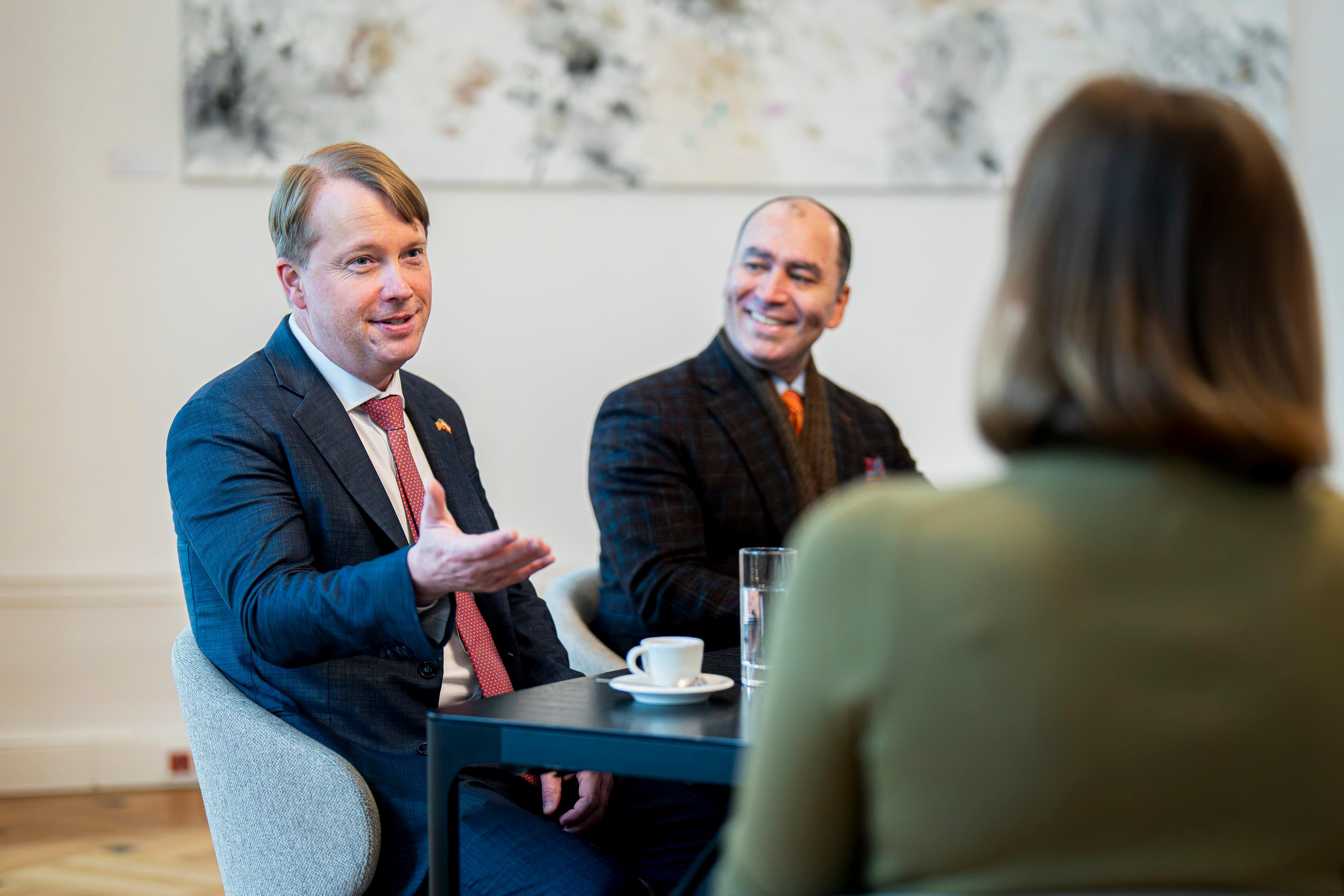 Am 12. Dezember 2025 empfing Bundesministerin Claudia Plakolm (r.) den Botschafter der Vereinigten Staaten von Amerika Arthur Graham Fisher (l.) zu einem Arbeitsgespräch im Bundeskanzleramt.