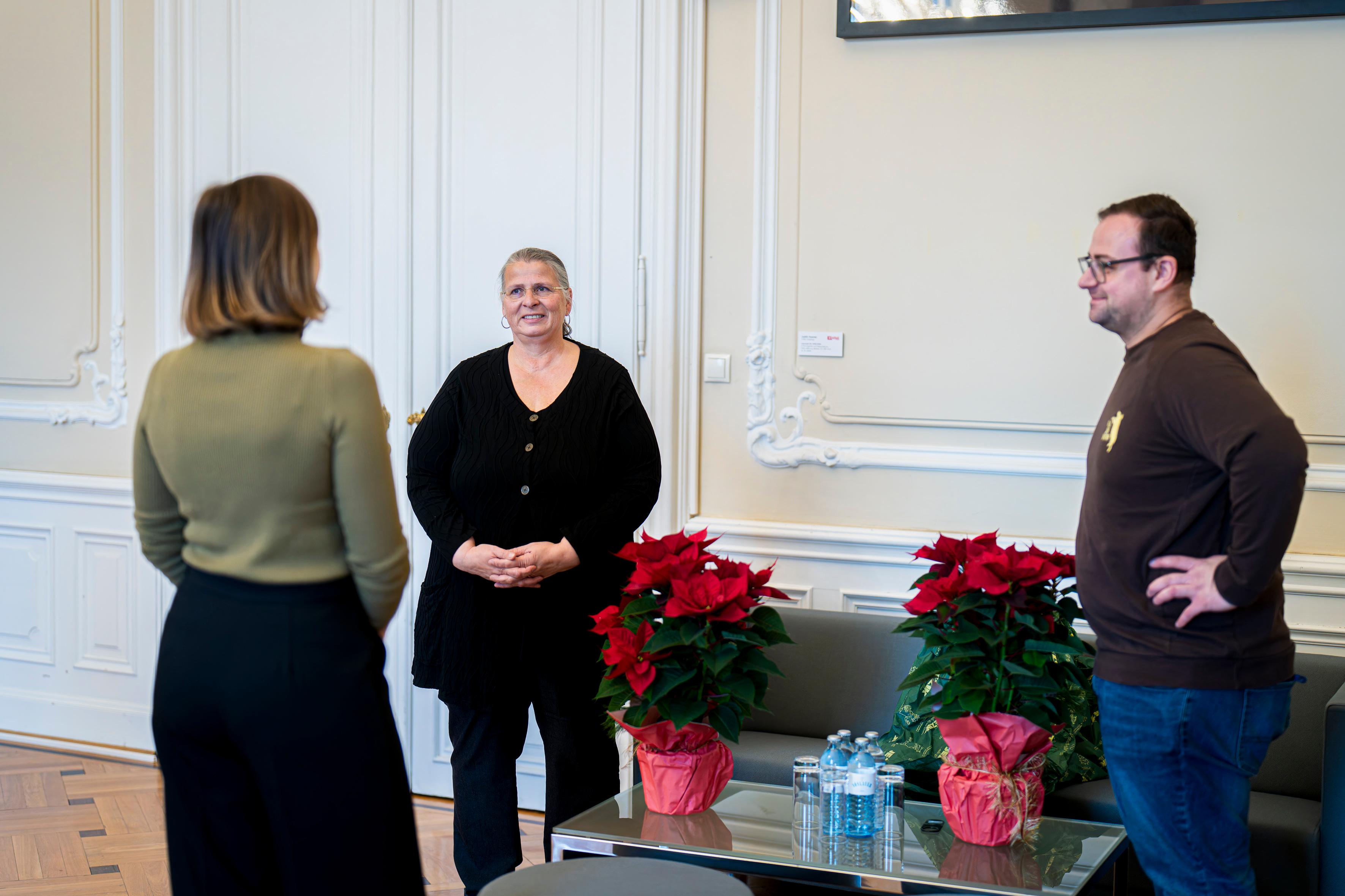 Am 12. Dezember 2025 überreichten Vertreter des Bundesverbandes der Österreichischen Gärtner Weihnachtssterne an Bundesministerin Claudia Plakolm (l.).