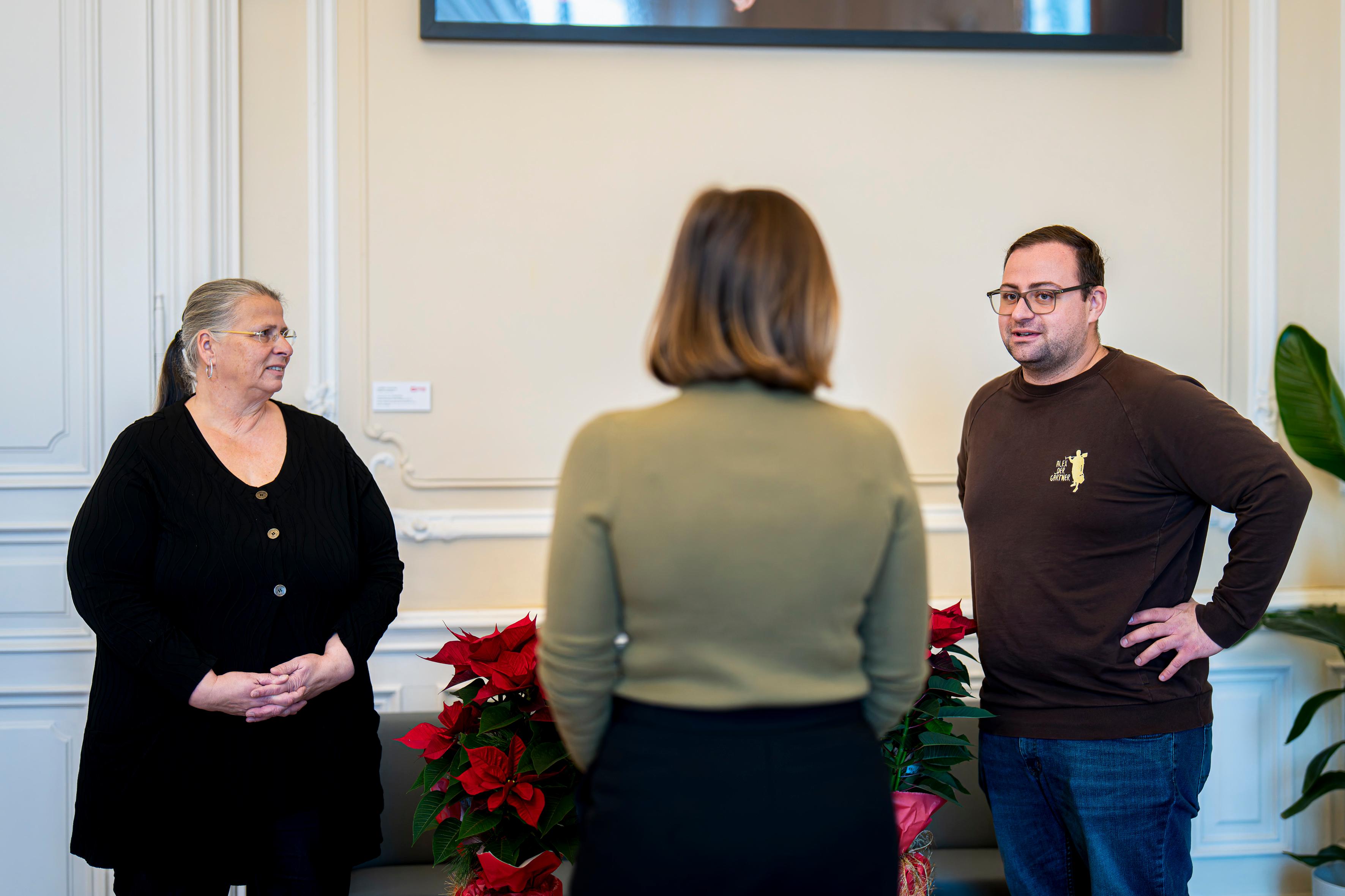 Am 12. Dezember 2025 überreichten Vertreter des Bundesverbandes der Österreichischen Gärtner Weihnachtssterne an Bundesministerin Claudia Plakolm (m.).
