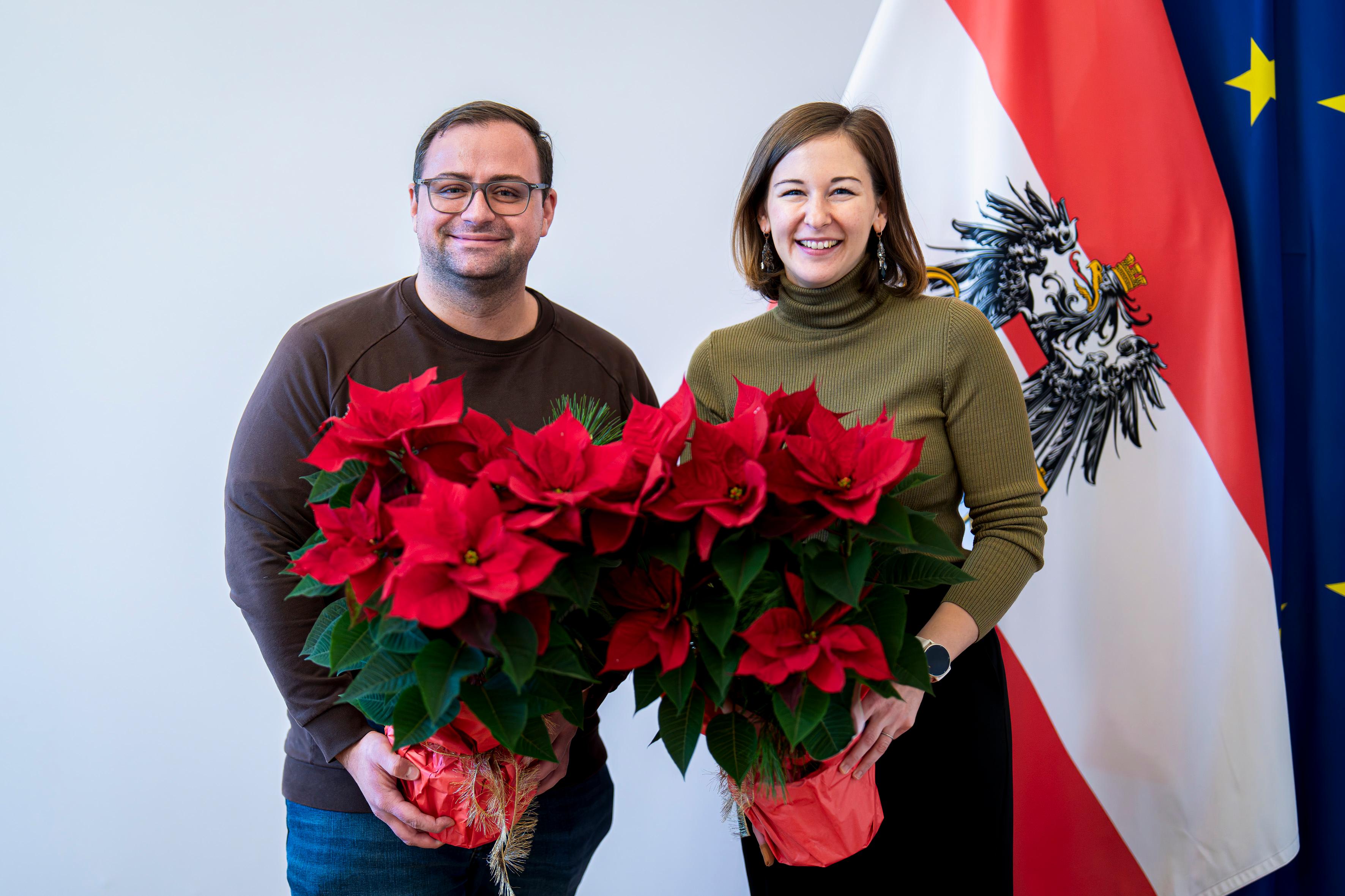 Am 12. Dezember 2025 überreichten Vertreter des Bundesverbandes der Österreichischen Gärtner Weihnachtssterne an Bundesministerin Claudia Plakolm (r.).