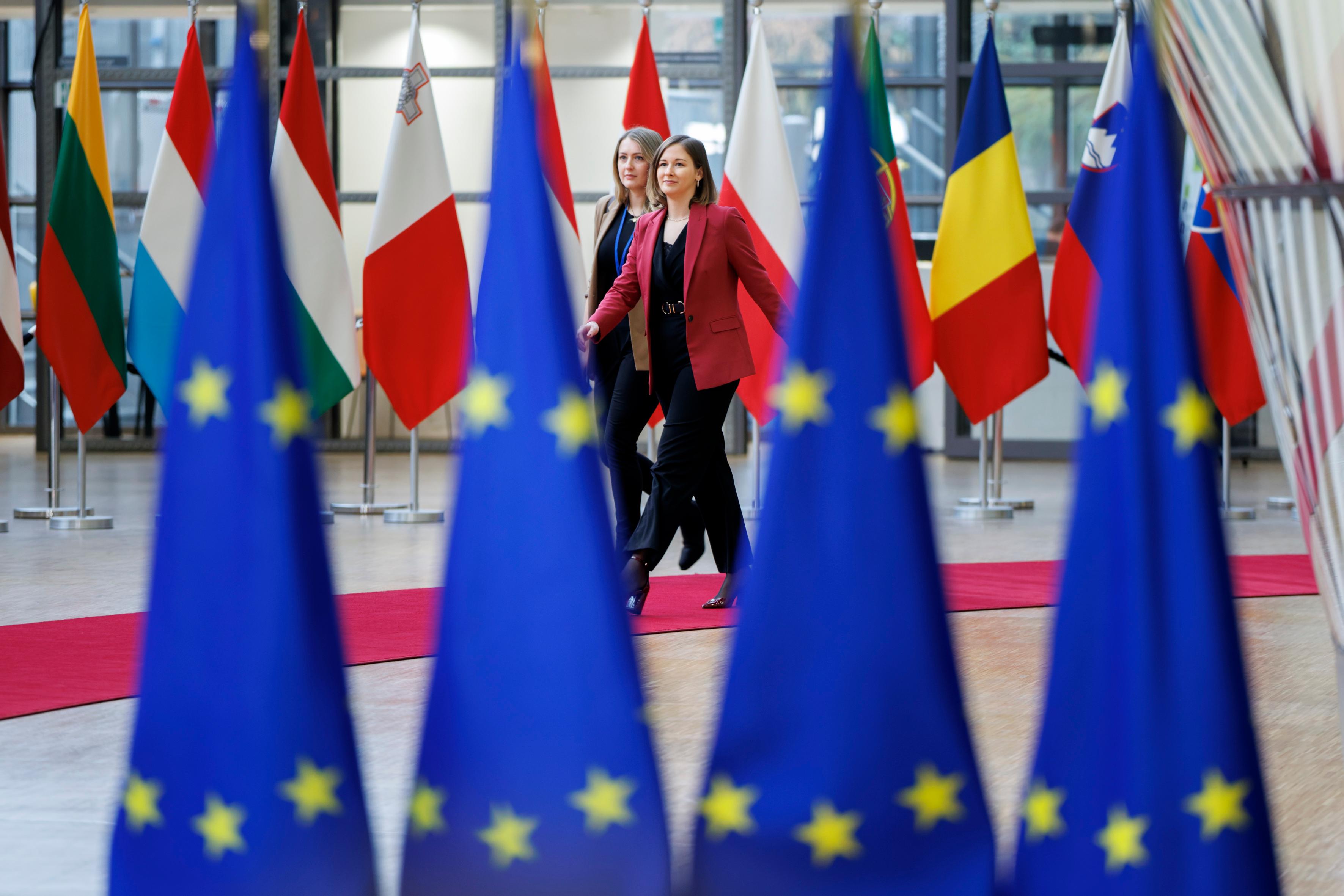 Am 16. Dezember 2025 reiste Bundesministerin Claudia Plakolm nach Brüssel und nahm am Rat für „Allgemeine Angelegenheiten“ der Europäischen Union teil. Im Bild beim Doorstep.