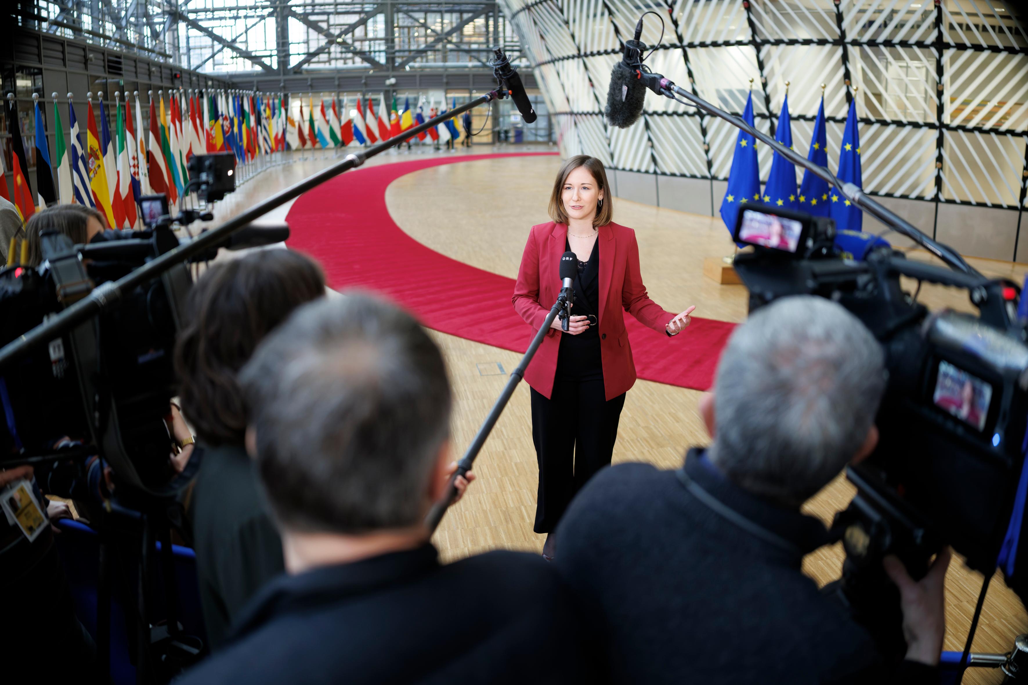 Am 16. Dezember 2025 reiste Bundesministerin Claudia Plakolm nach Brüssel und nahm am Rat für „Allgemeine Angelegenheiten“ der Europäischen Union teil. Im Bild beim Doorstep.