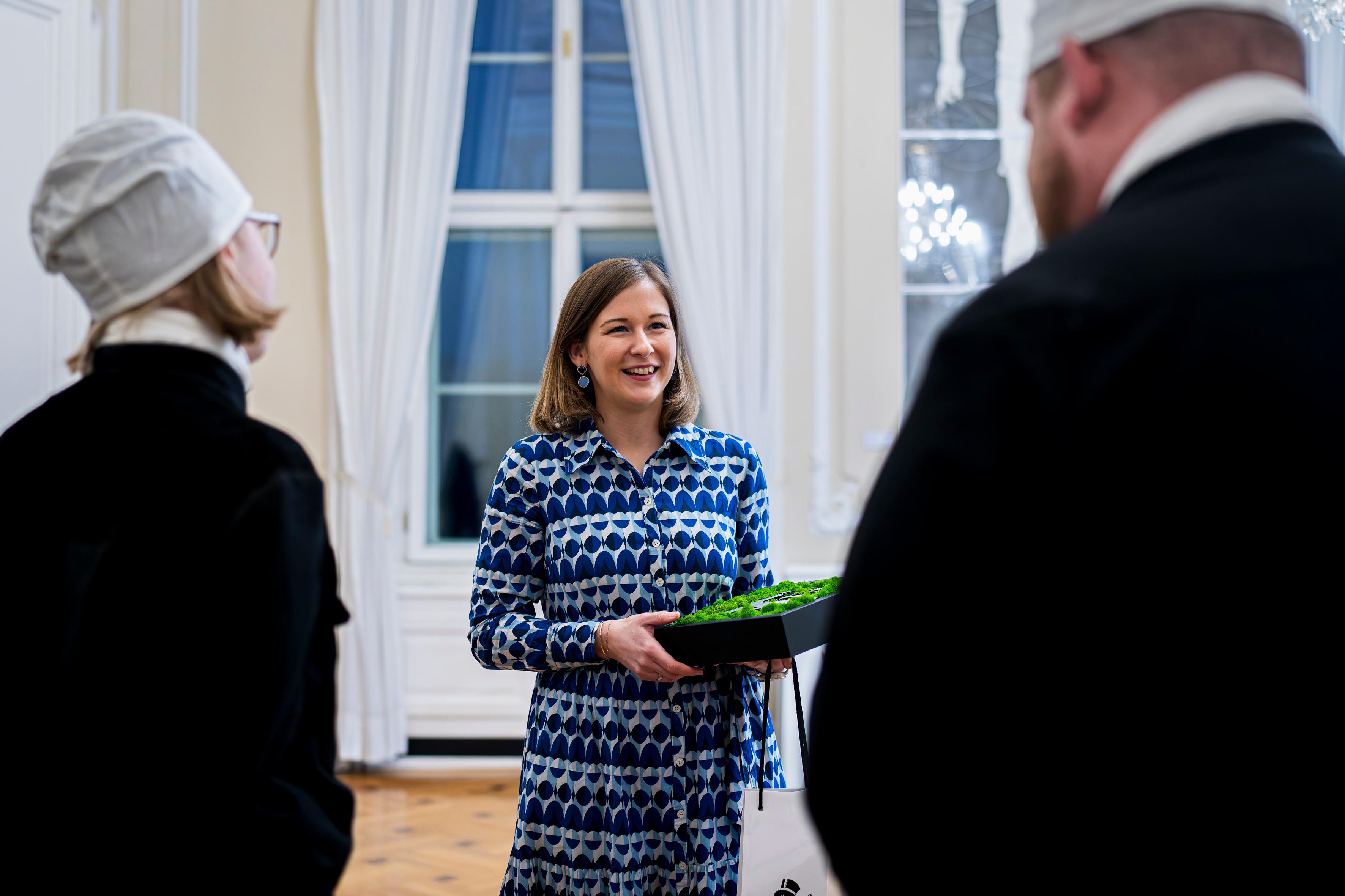 Am 15. Jänner 2026 empfing Bundesministerin Claudia Bauer (m.) Rauchfangkehrerinnen und Rauchfangkehrer in ihrem Büro.