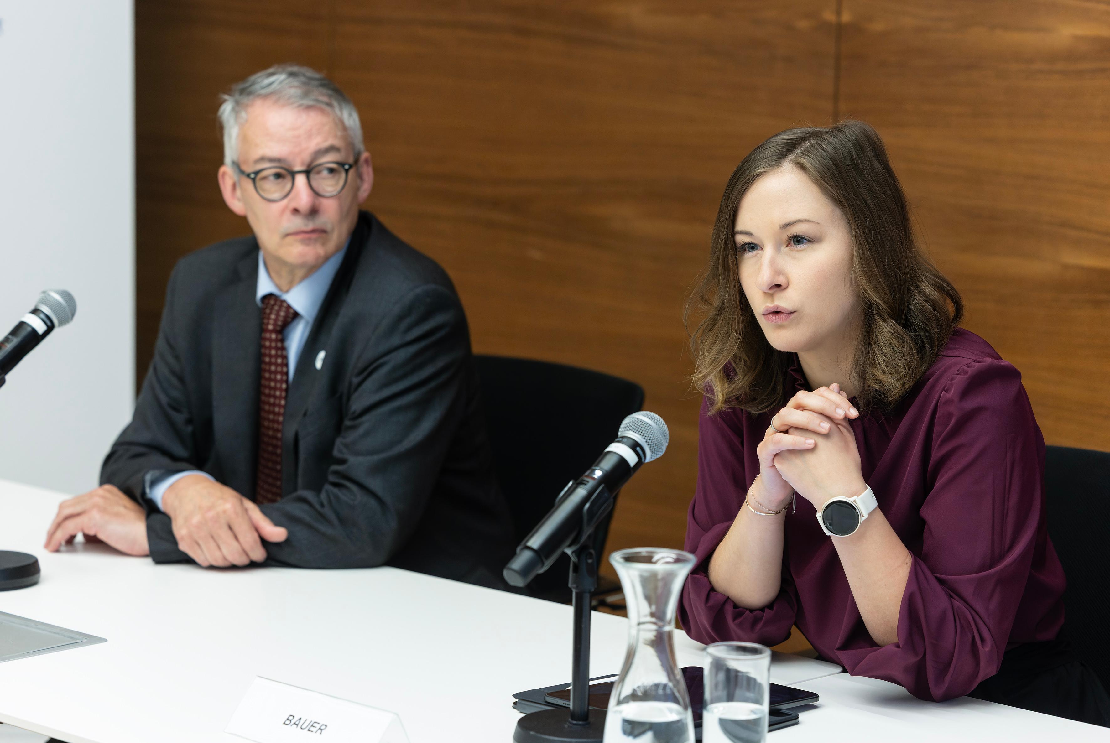 Am 3. Juni 2026 gab Bundesministerin Claudia Bauer (r.) gemeinsam mit Harald Schlögel (l.), Vizepräsident der Österreichischen Ärztekammer und Hilde Wolf, Leiterin von FEM Süd eine Pressekonferenz zum Thema „Signal gegen weibliche Genitalverstümmelung“.