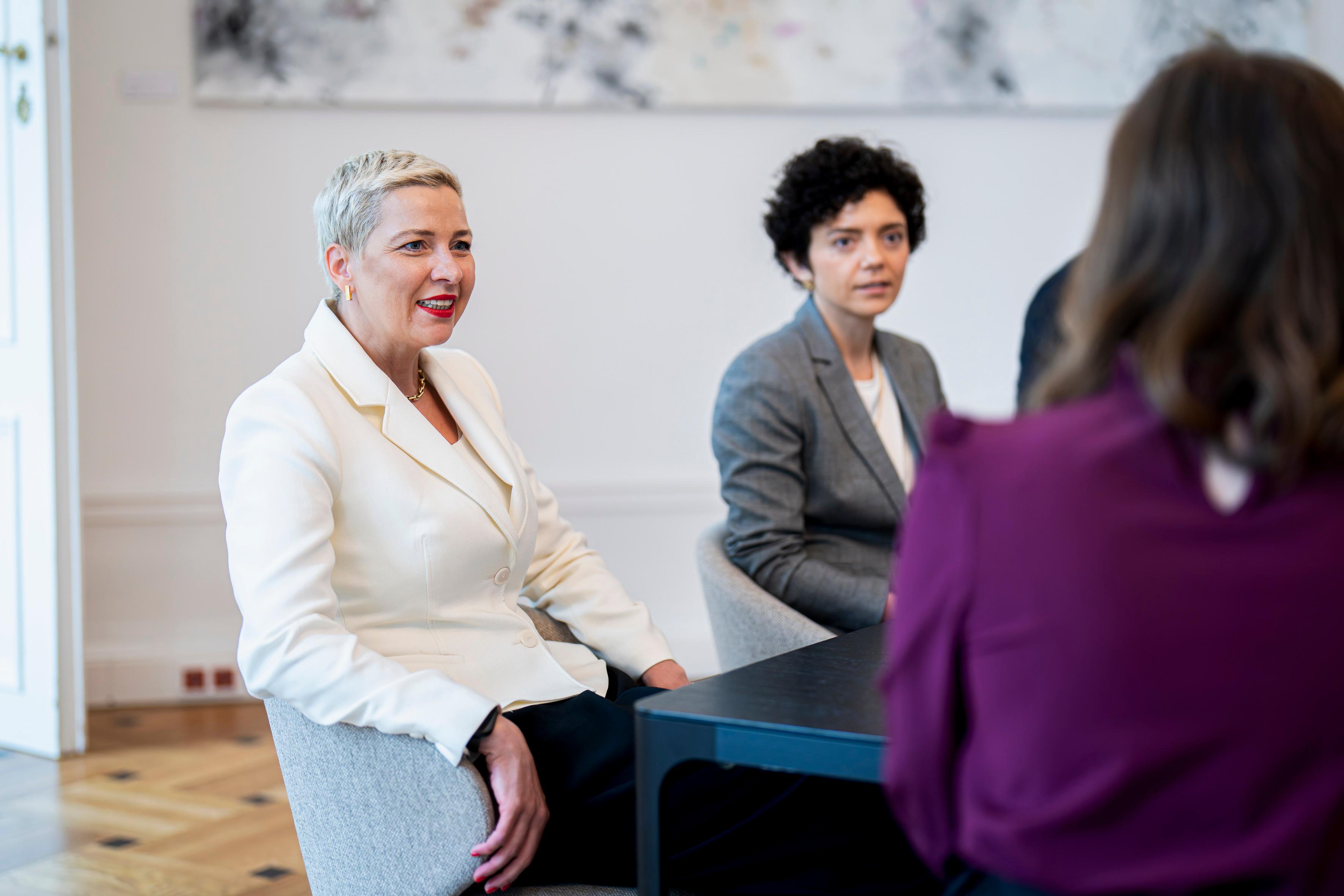 Am 3. Juni 2026 empfing Bundesministerin Claudia Bauer (r.) Maryja Kalesnikava (l.) zu einem Arbeitsgespräch.