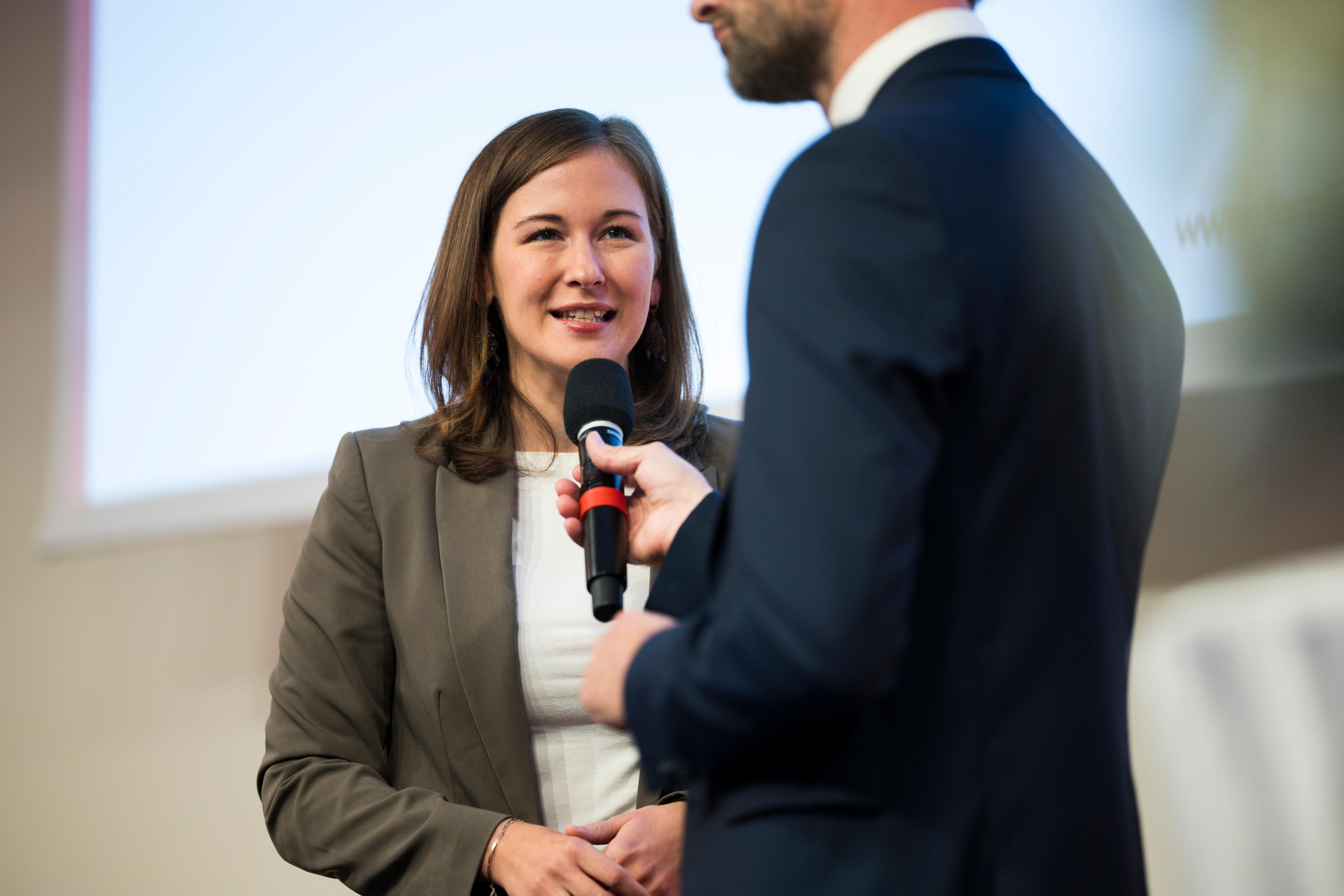 Am 15. September 2026 fand die Zertifikatsverleihung familienfreundliche Arbeitgeber 2025/26 mit Bundesministerin Claudia Bauer (l.) statt.