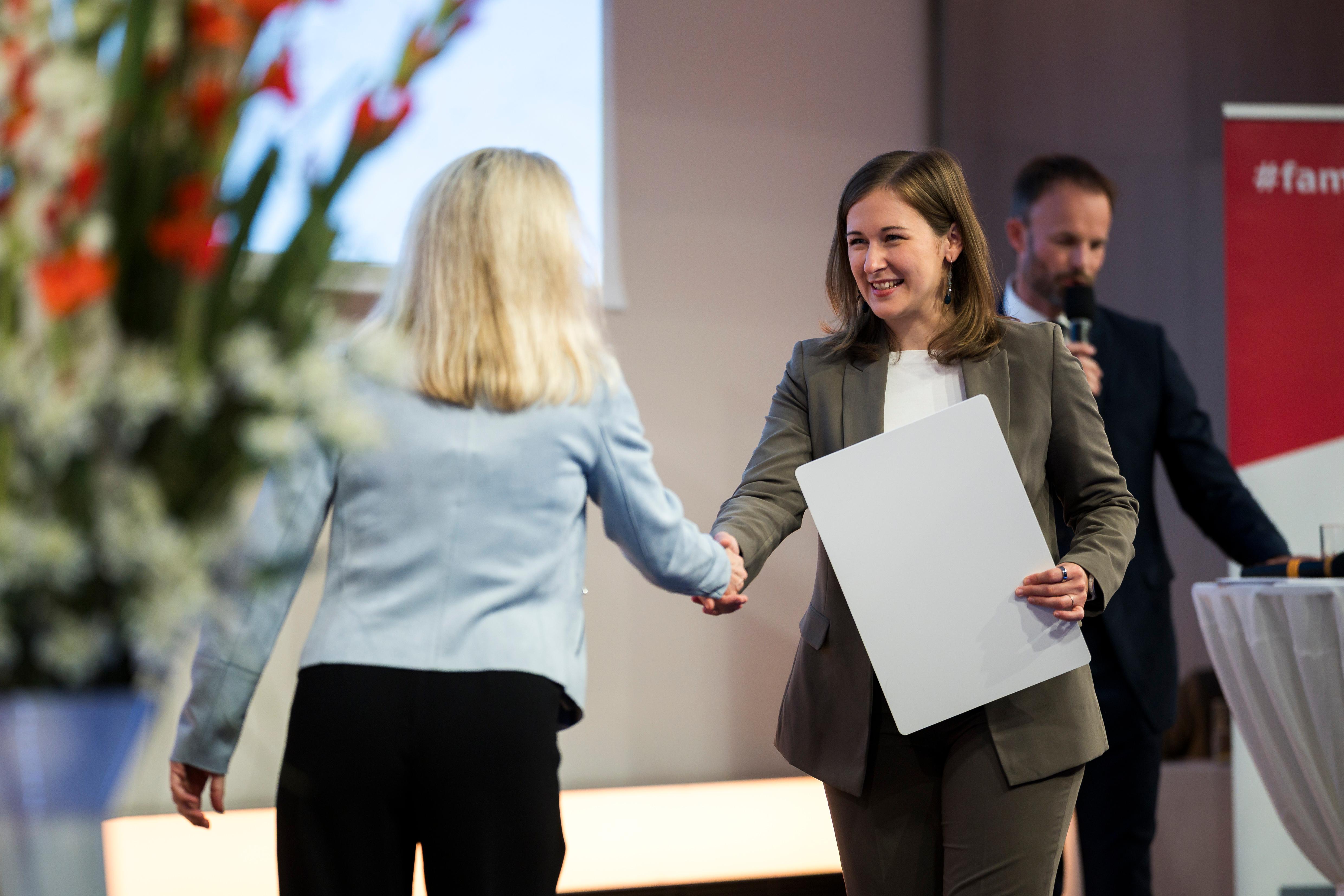 Am 15. September 2026 fand die Zertifikatsverleihung familienfreundliche Arbeitgeber 2025/26 mit Bundesministerin Claudia Bauer (r.) statt.