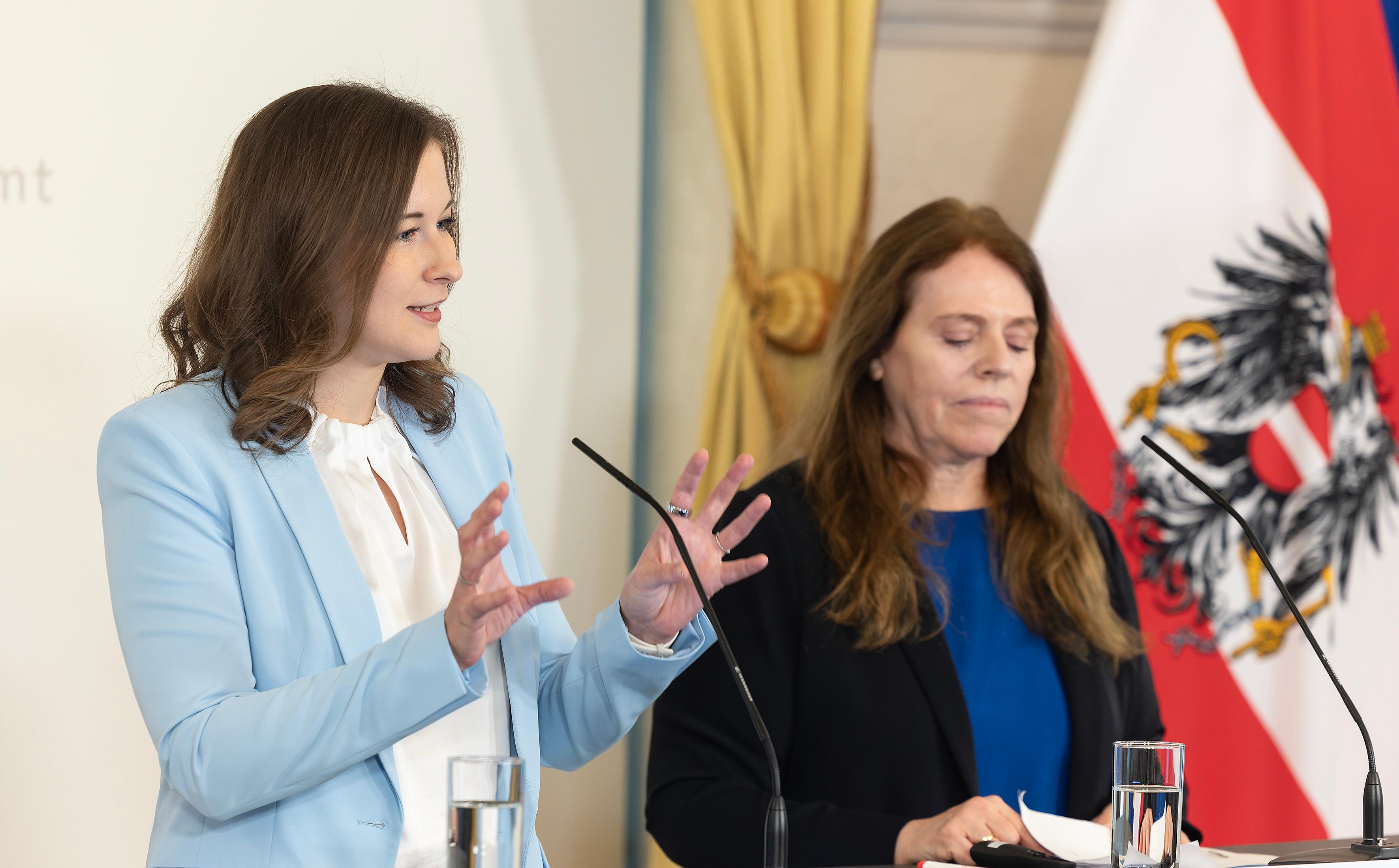 Am 8. Oktober 2026 gab Bundesministerin Claudia Bauer (l.) gemeinsam mit Manuela Lenk (r.), der fachstatistischen Generaldirektorin von Statistik Austria, eine Pressekonferenz zur Präsentation des Monitoringberichts zur elementaren Bildung 2025/26.