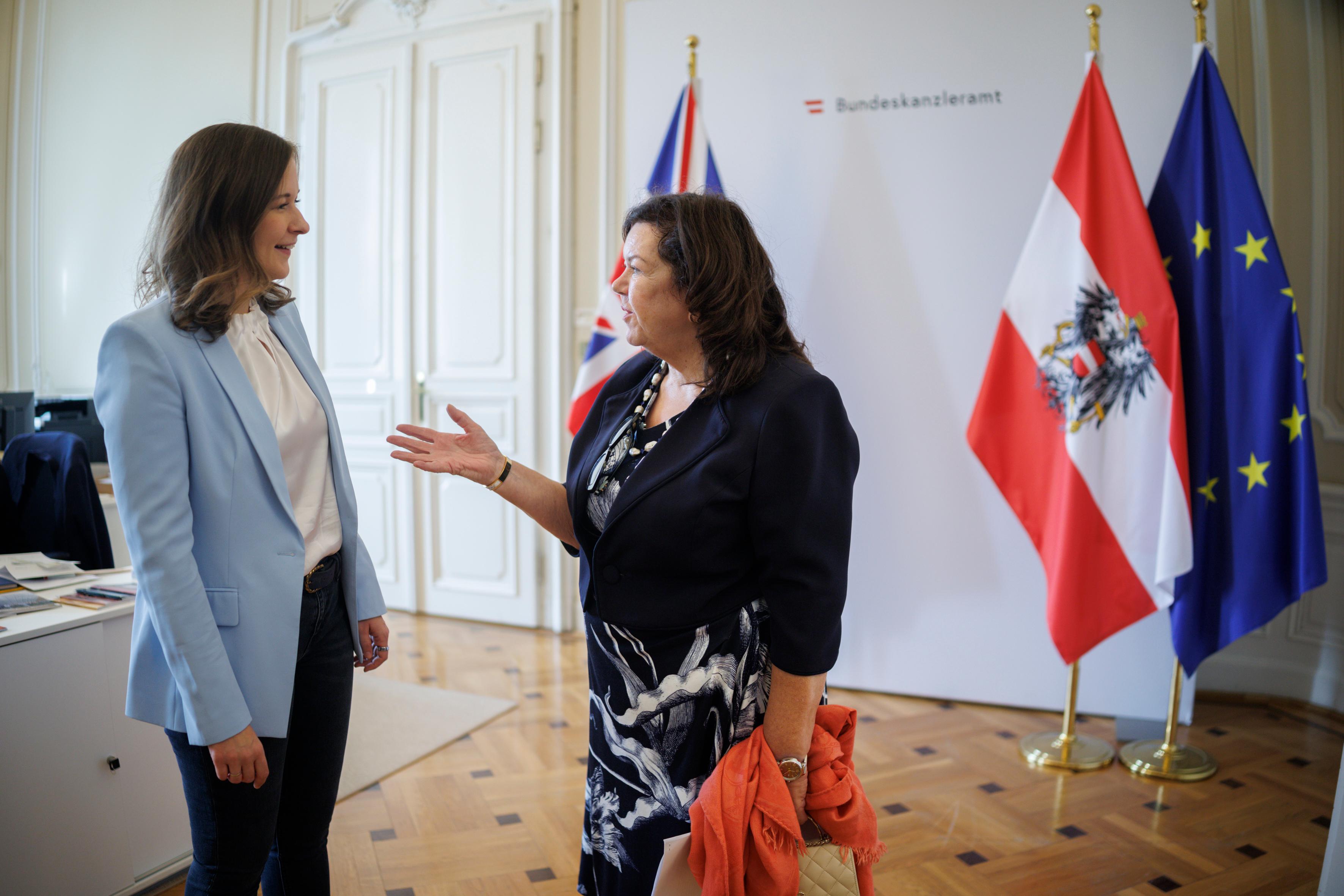 Am 8. Oktober 2026 empfing Bundesministerin Claudia Bauer (l.) die Sondergesandte Großbritanniens für den Westbalkan, Karen Pierce (r.) zu einem Gespräch.