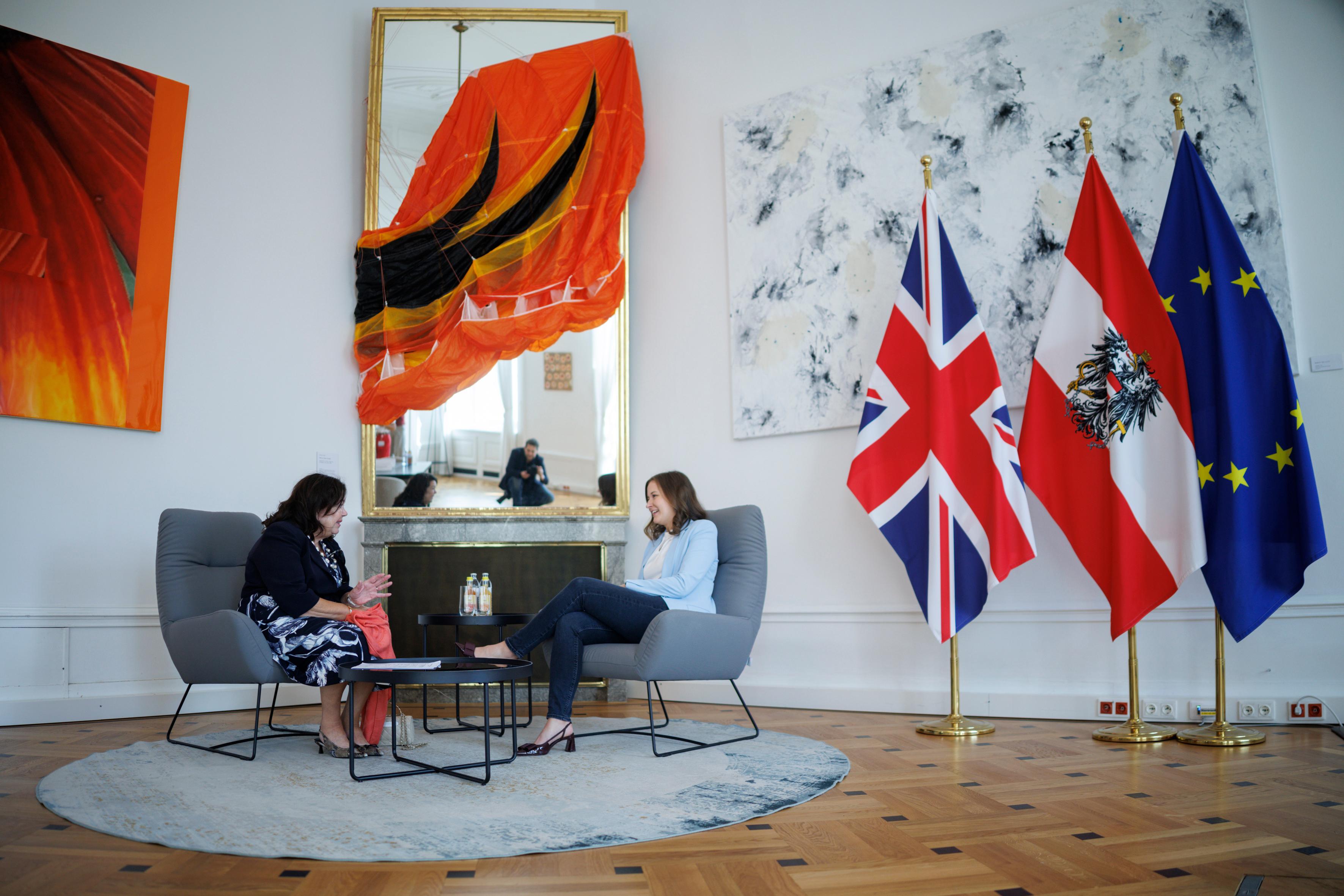 Am 8. Oktober 2026 empfing Bundesministerin Claudia Bauer (r.) die Sondergesandte Großbritanniens für den Westbalkan, Karen Pierce (l.) zu einem Gespräch.