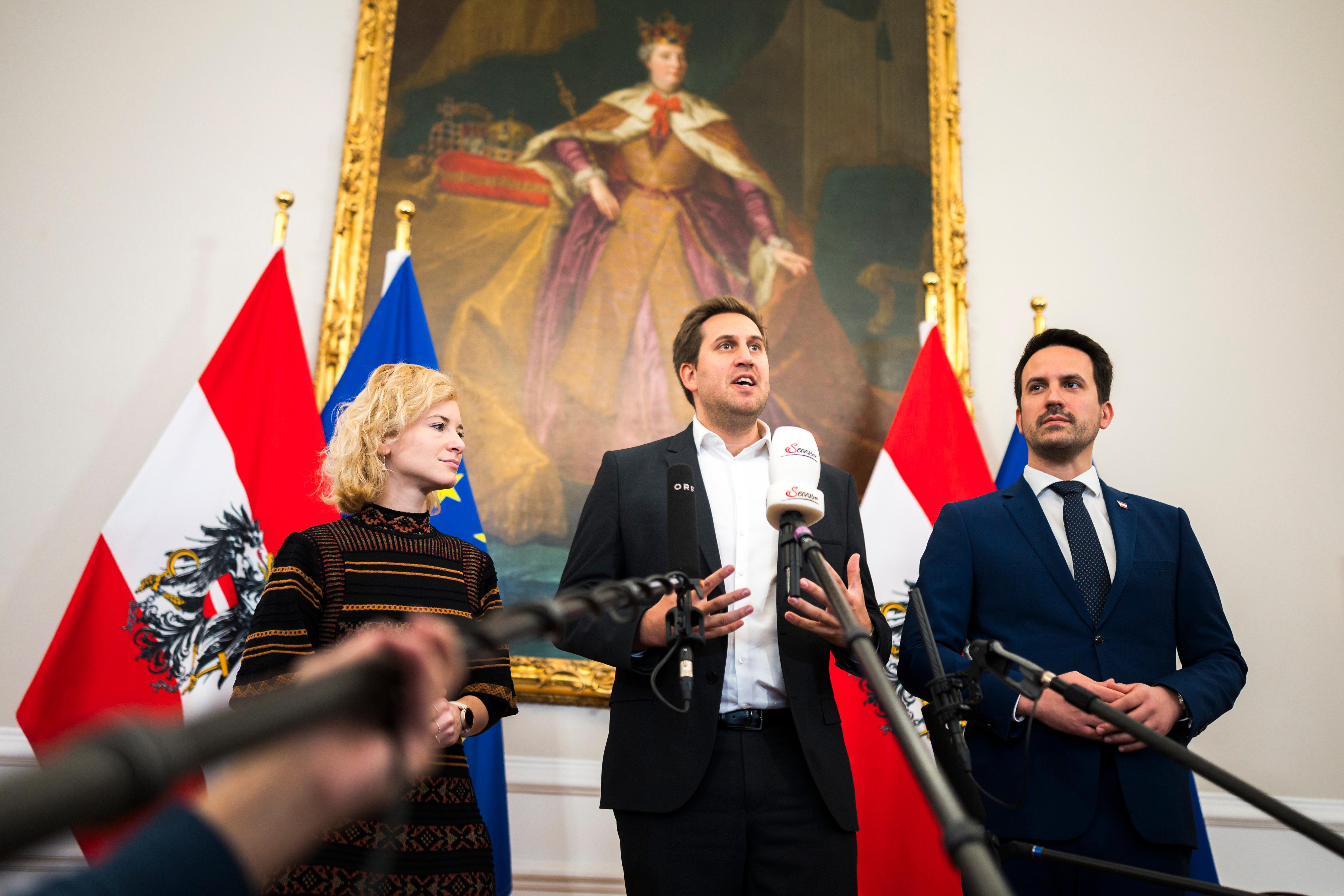 Am 7. Oktober 2026 nahmen (v.l.n.r.) Bundesministerin Eva-Maria Holzleitner, Staatssekretär Alexander Pröll und Bundesminister Christoph Wiederkehr am Doorstep vor dem Ministerrat teil.