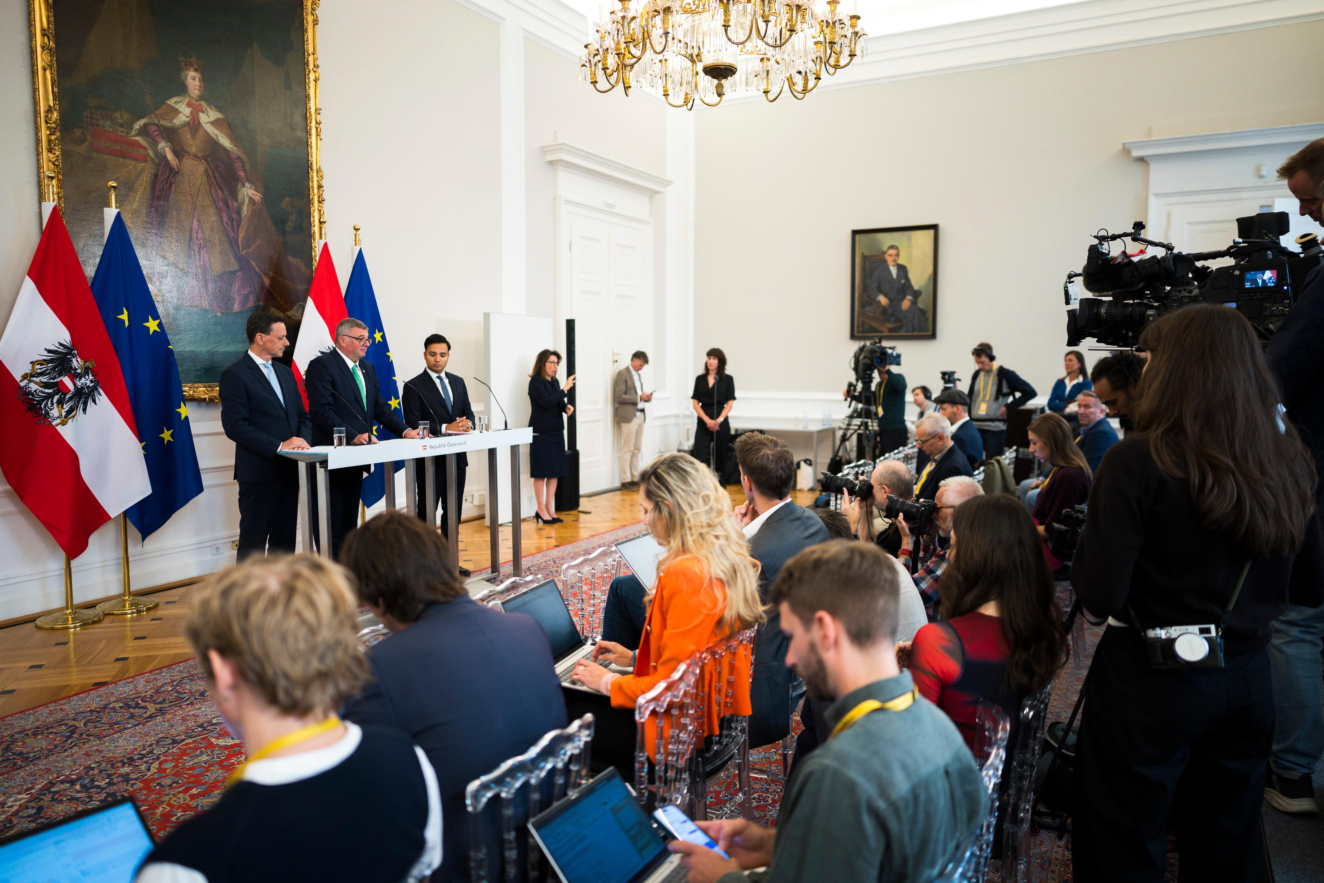 Am 7. Oktober nahmen (v.l.n.r.) Klubobmann Ernst Gödl, Staatssekretär Jörg Leichtfried und Klubobmann Yannick Shetty am Pressefoyer nach dem Ministerrat teil.