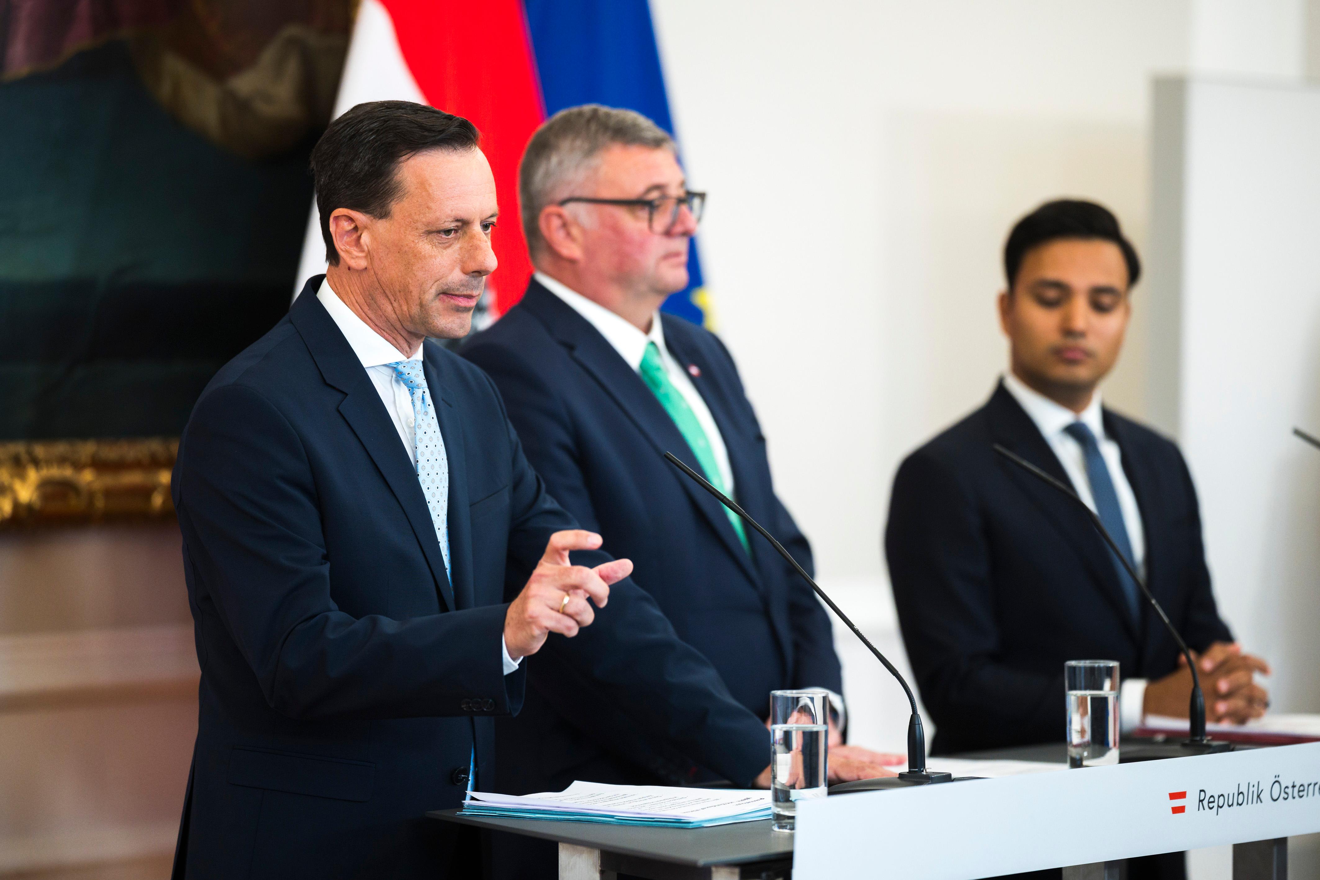 Am 7. Oktober nahmen (v.l.n.r.) Klubobmann Ernst Gödl, Staatssekretär Jörg Leichtfried und Klubobmann Yannick Shetty am Pressefoyer nach dem Ministerrat teil.