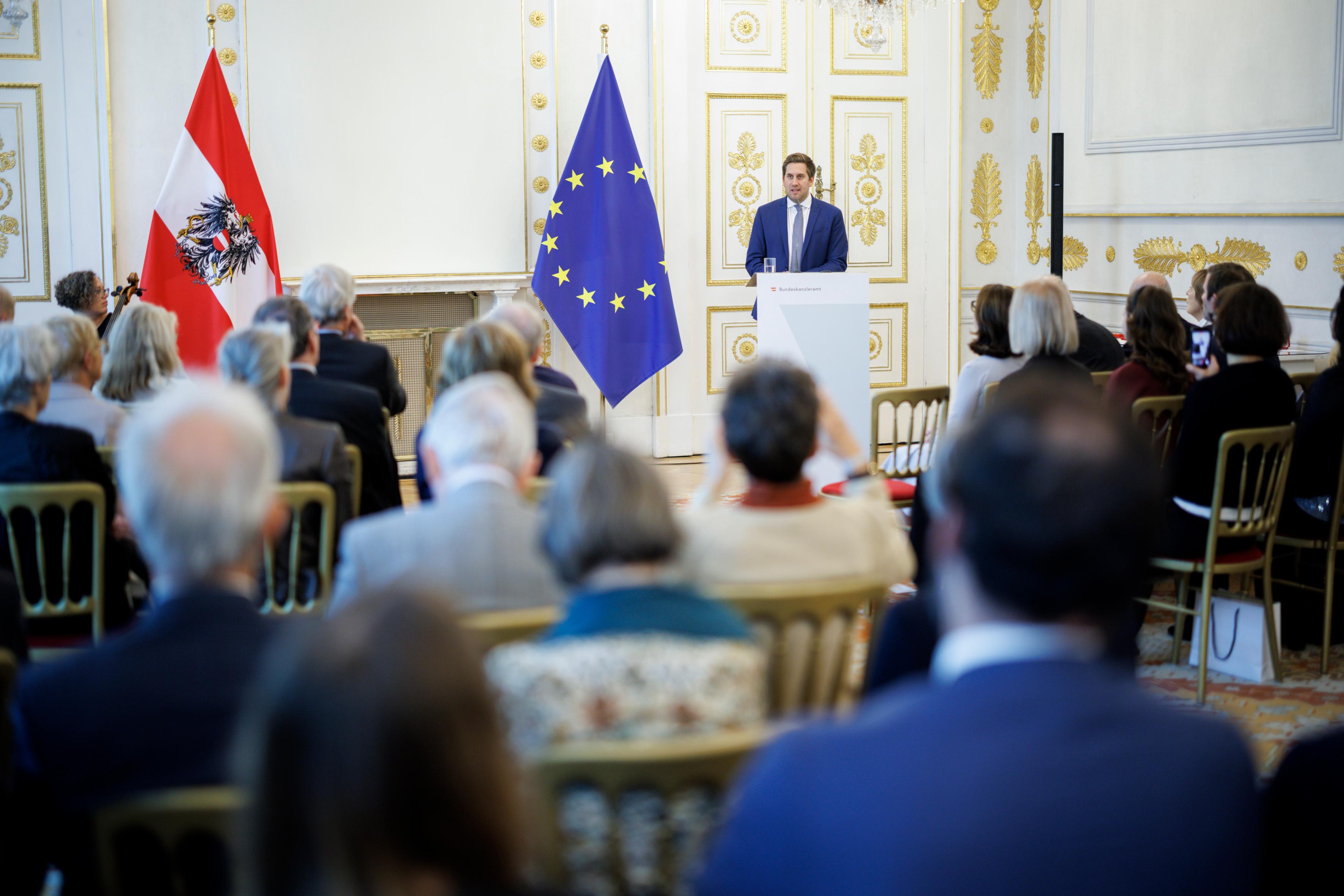 Am 11. November 2025 überreichte Staatssekretär Alexander Pröll Ehrenzeichen an Mitglieder der Bioethikkomission.