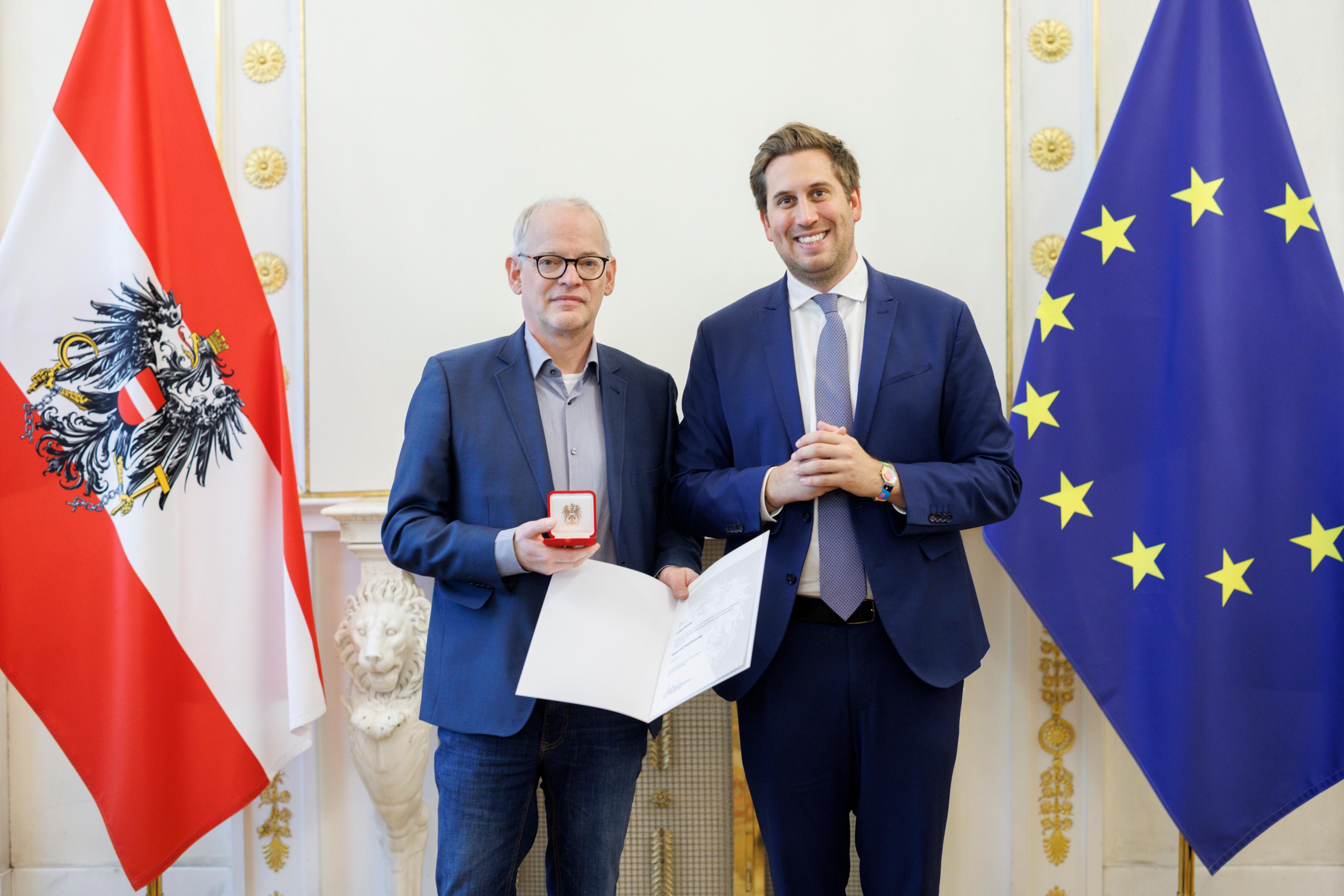 Am 11. November 2025 überreichte Staatssekretär Alexander Pröll (r.) Ehrenzeichen an Mitglieder der Bioethikkomission.