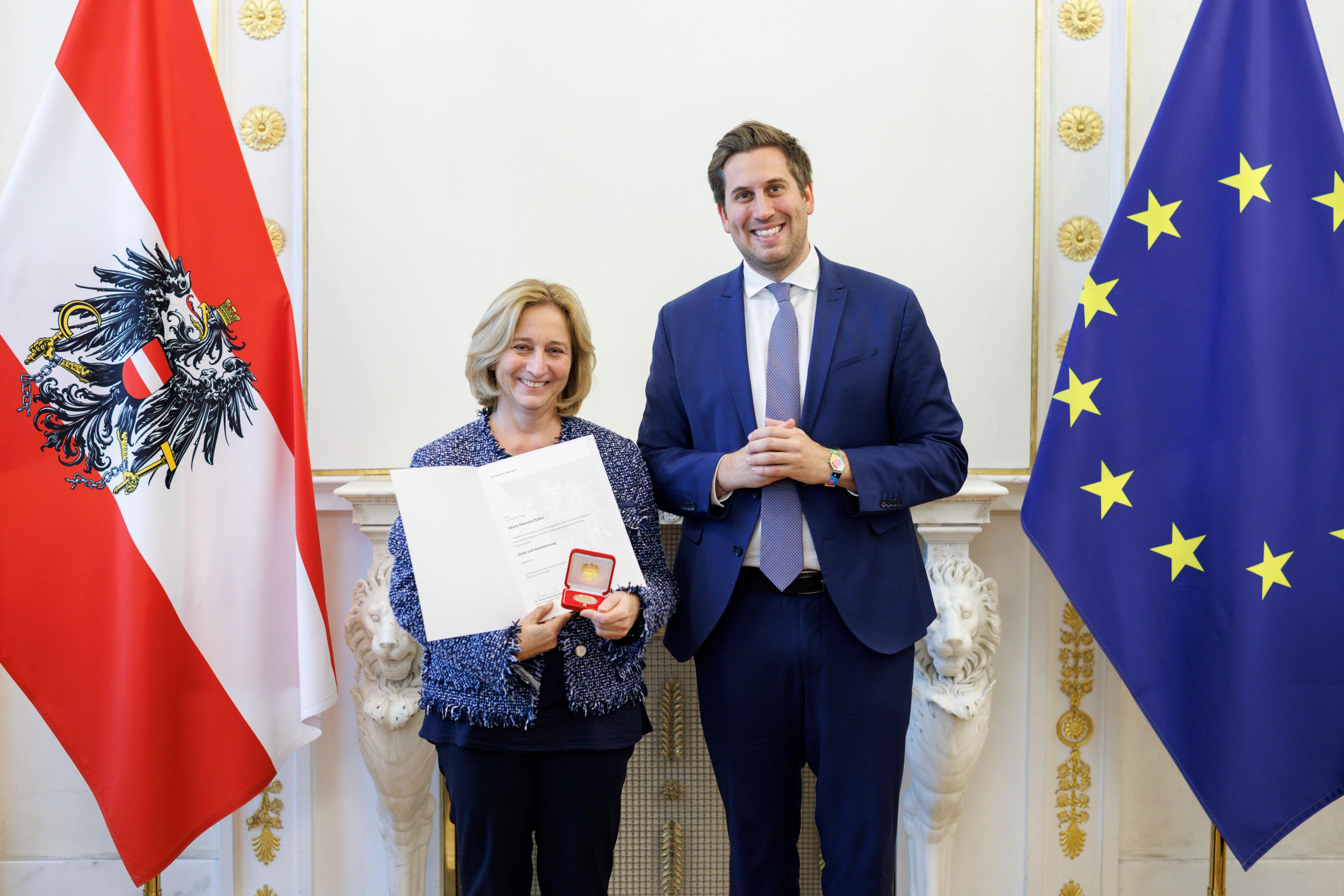 Am 11. November 2025 überreichte Staatssekretär Alexander Pröll (r.) Ehrenzeichen an Mitglieder der Bioethikkomission.