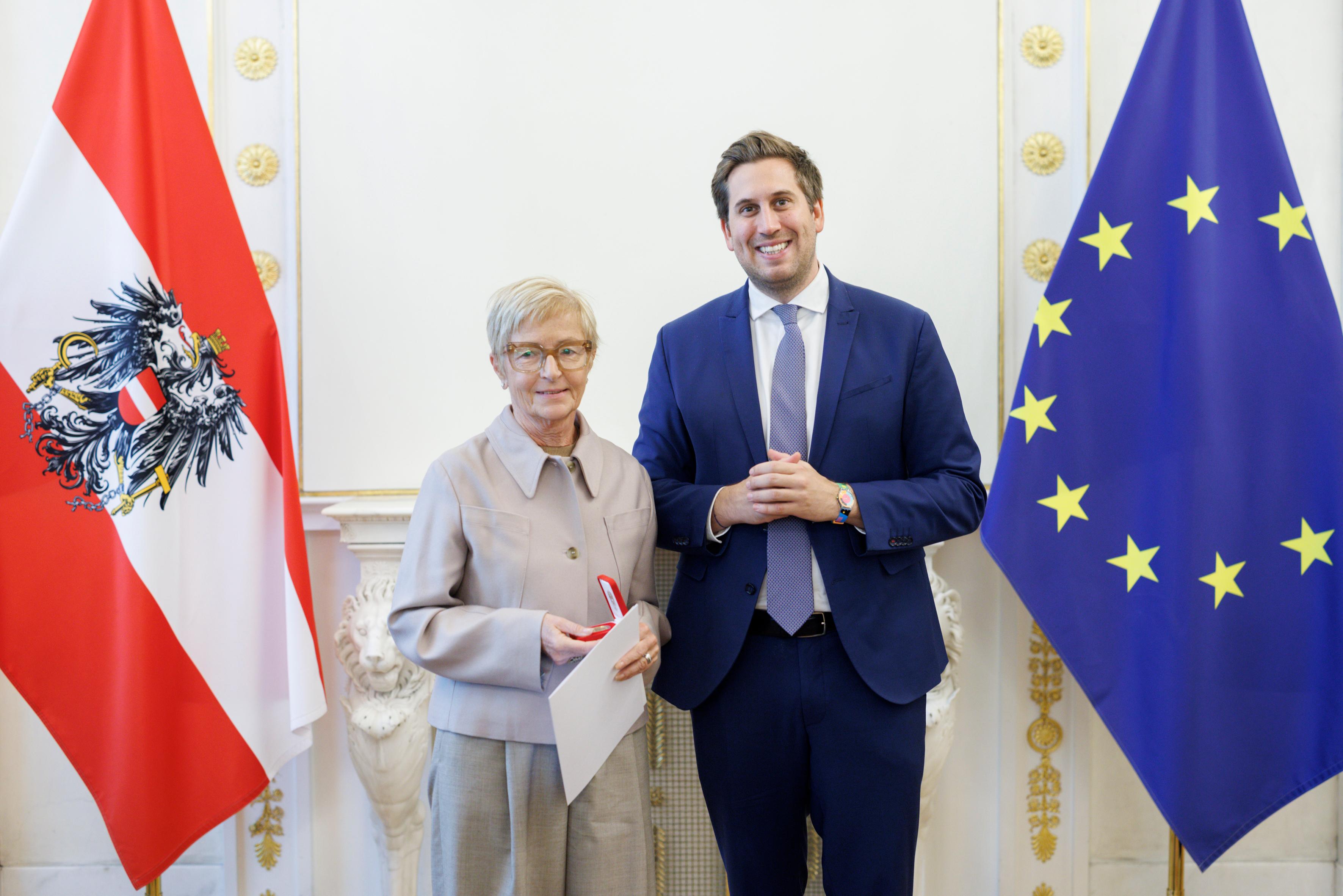 Am 11. November 2025 überreichte Staatssekretär Alexander Pröll (r.) Ehrenzeichen an Mitglieder der Bioethikkomission.