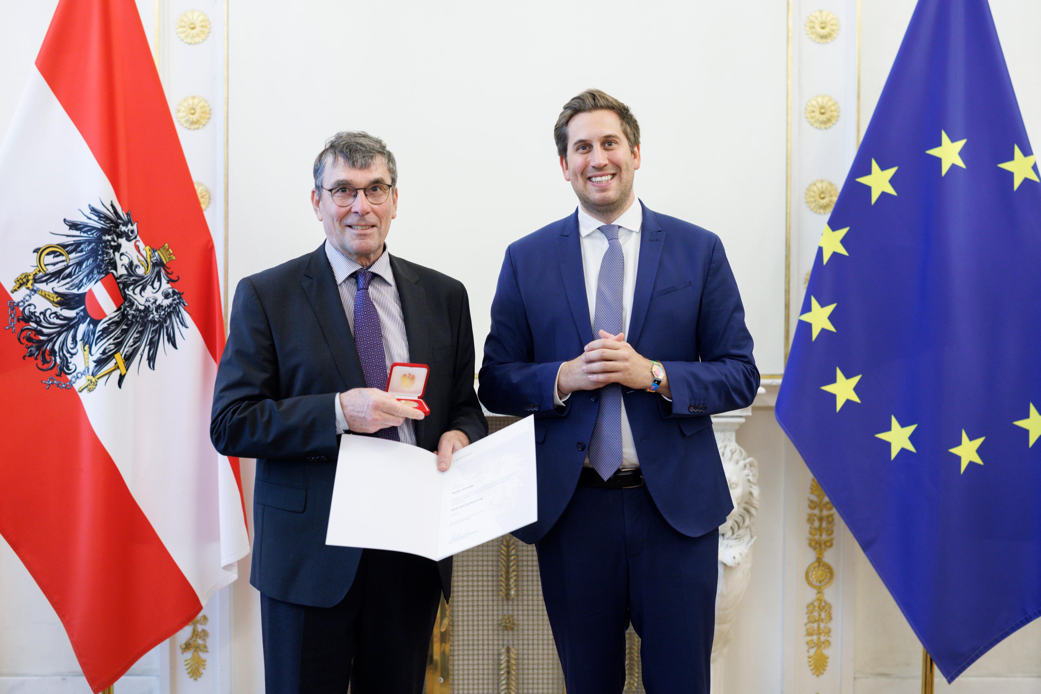 Am 11. November 2025 überreichte Staatssekretär Alexander Pröll (r.) Ehrenzeichen an Mitglieder der Bioethikkomission.