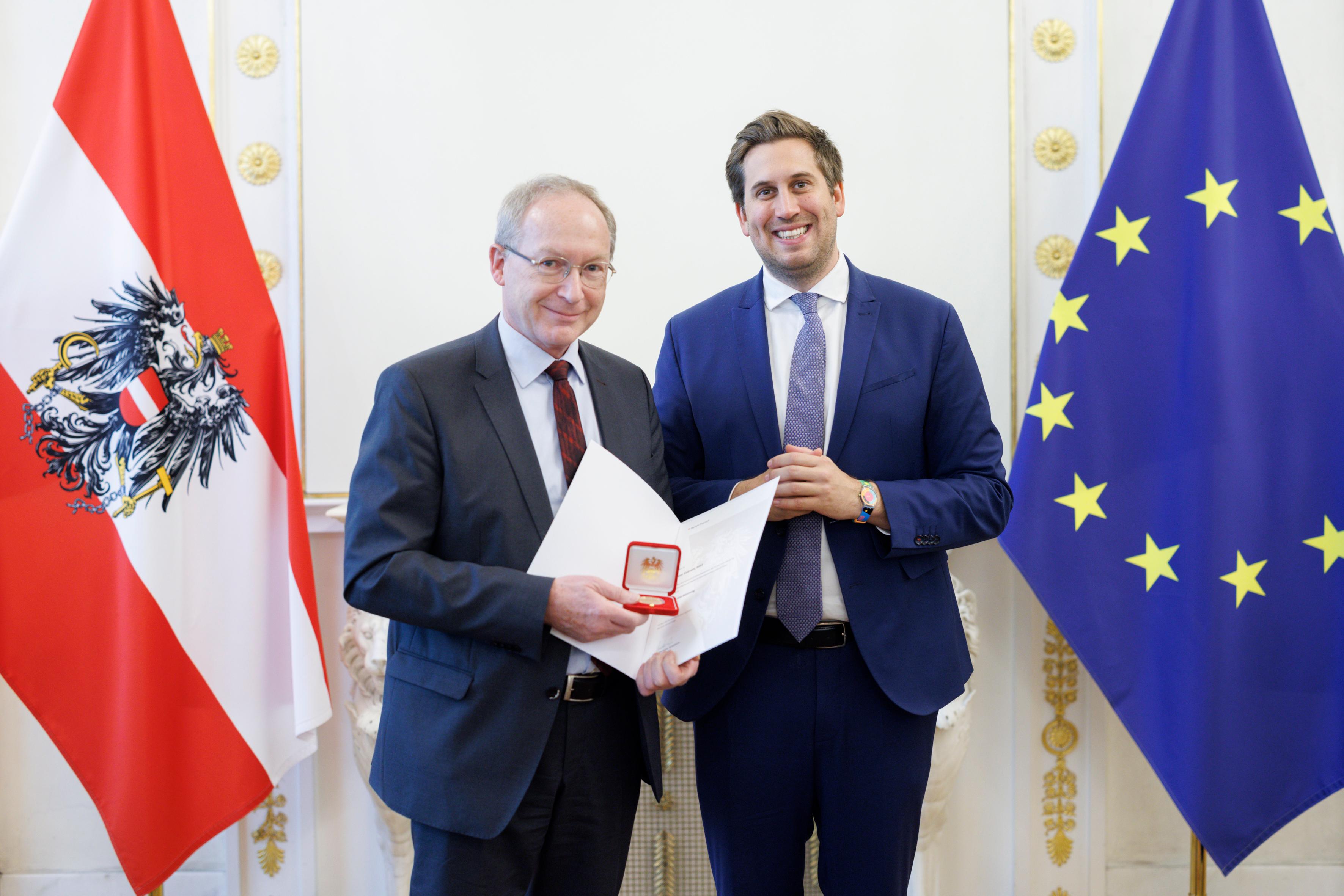 Am 11. November 2025 überreichte Staatssekretär Alexander Pröll (r.) Ehrenzeichen an Mitglieder der Bioethikkomission.