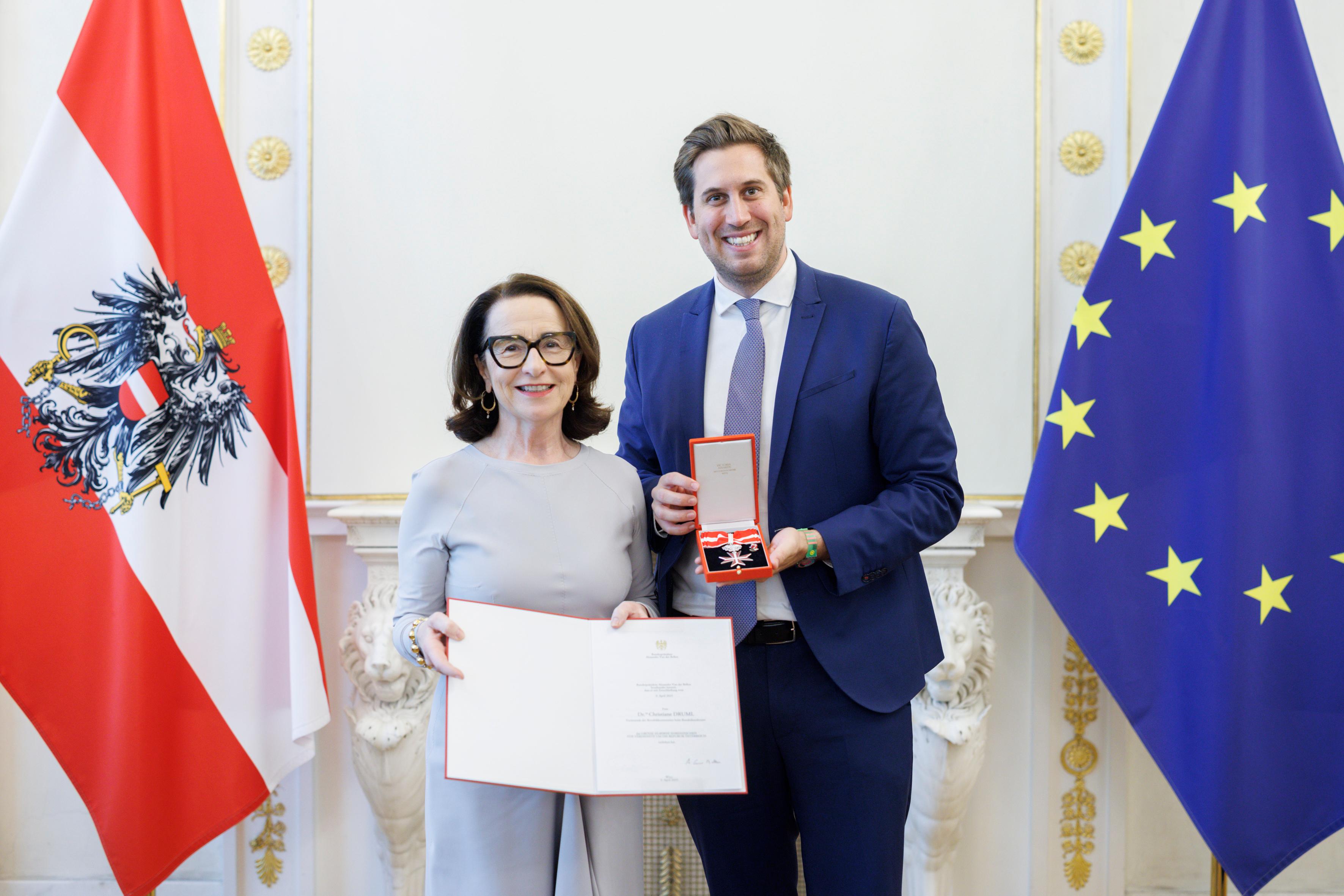 Am 11. November 2025 überreichte Staatssekretär Alexander Pröll (r.) Ehrenzeichen an Mitglieder der Bioethikkomission.