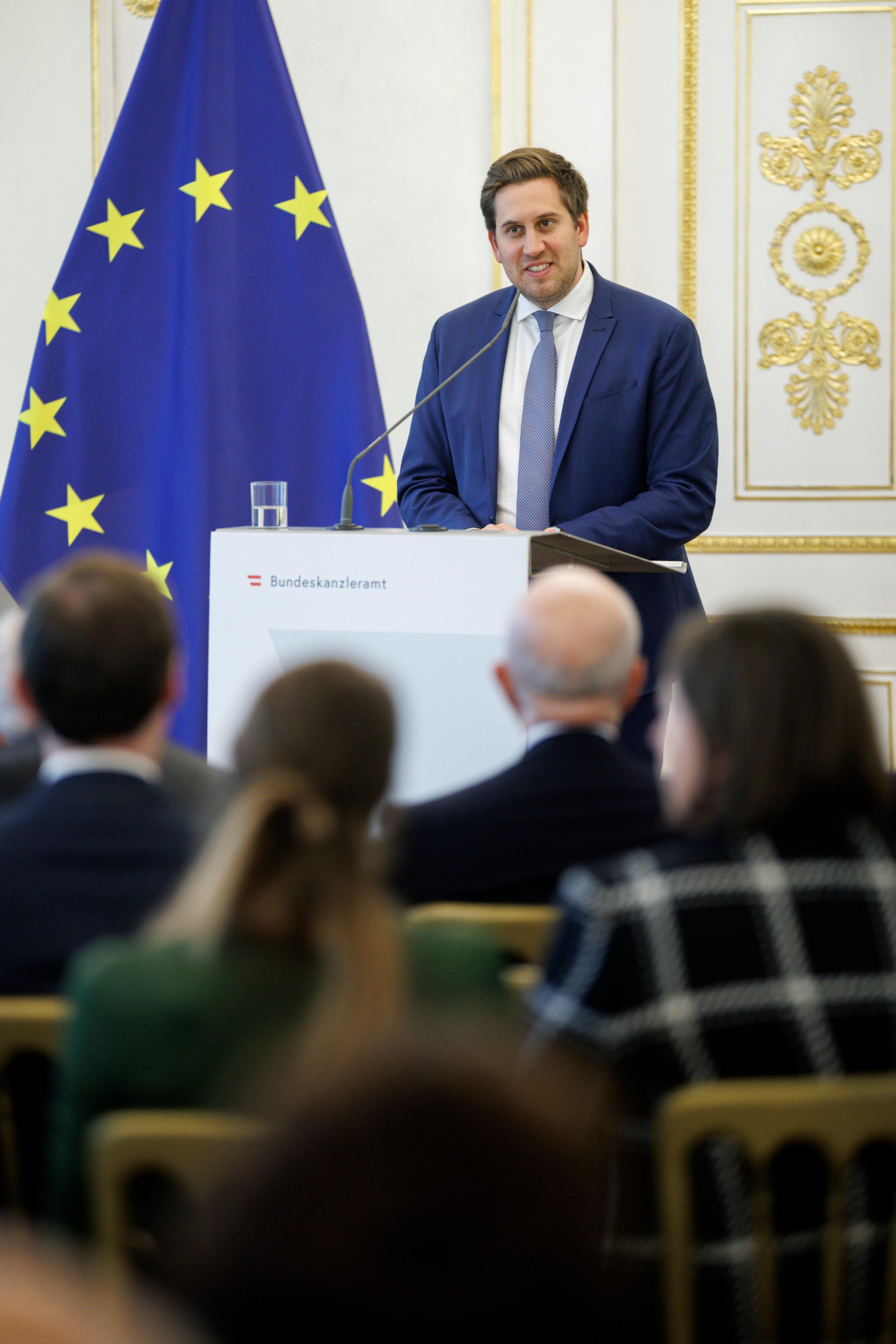 Am 11. November 2025 überreichte Staatssekretär Alexander Pröll (im Bild) Ehrenzeichen an Mitglieder der Bioethikkomission.