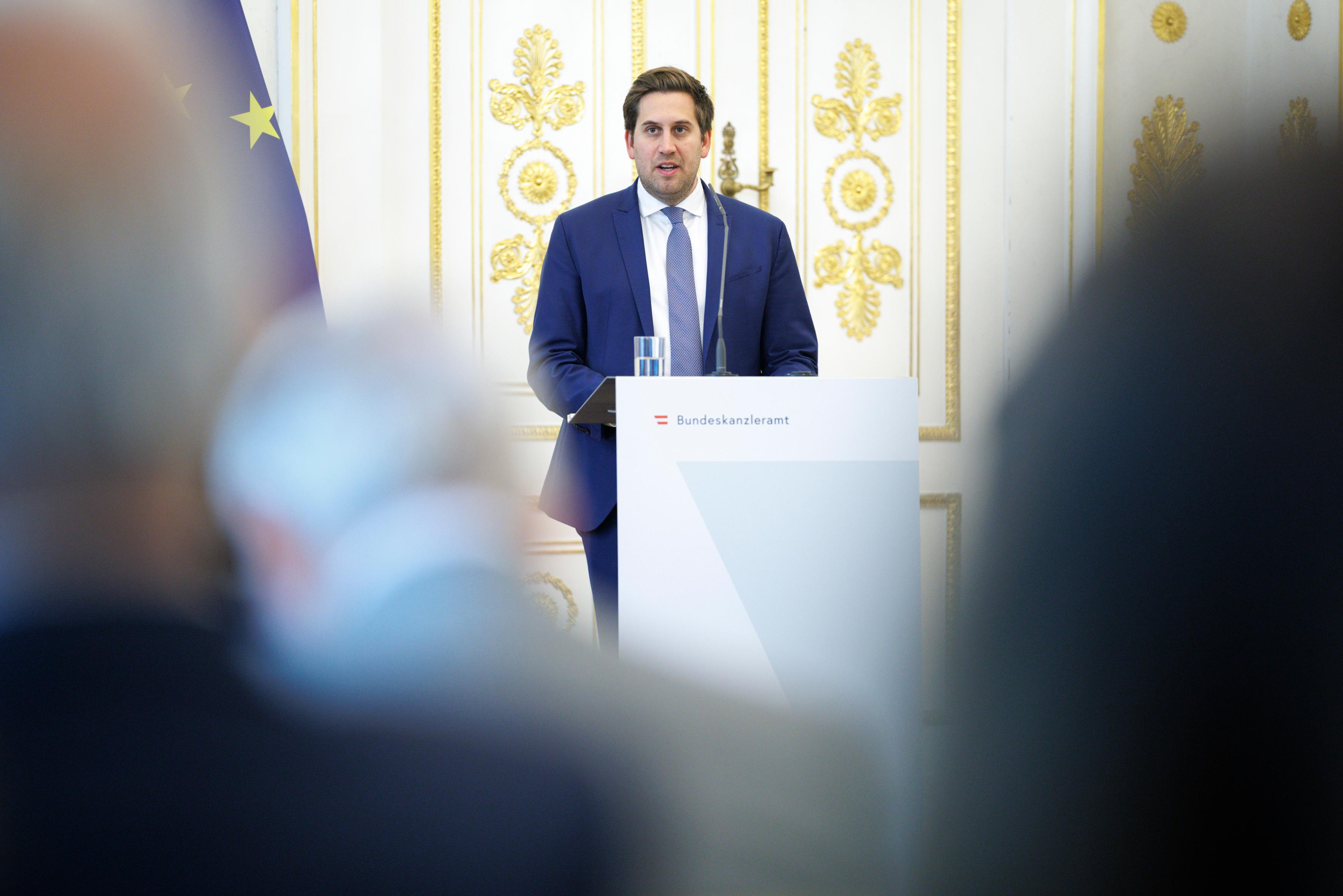 Am 11. November 2025 überreichte Staatssekretär Alexander Pröll (im Bild) Ehrenzeichen an Mitglieder der Bioethikkomission.