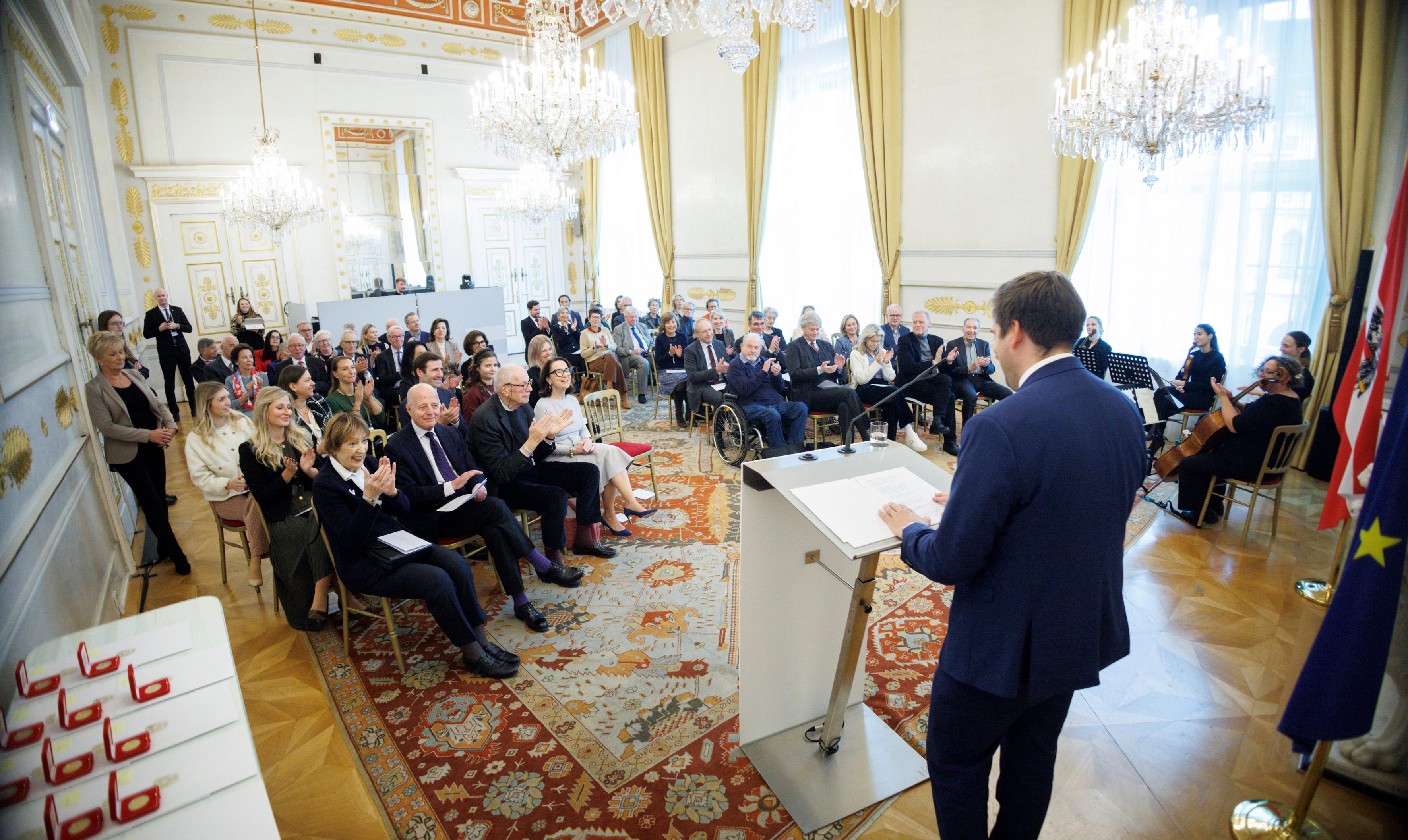 Am 11. November 2025 überreichte Staatssekretär Alexander Pröll Ehrenzeichen an Mitglieder der Bioethikkomission.