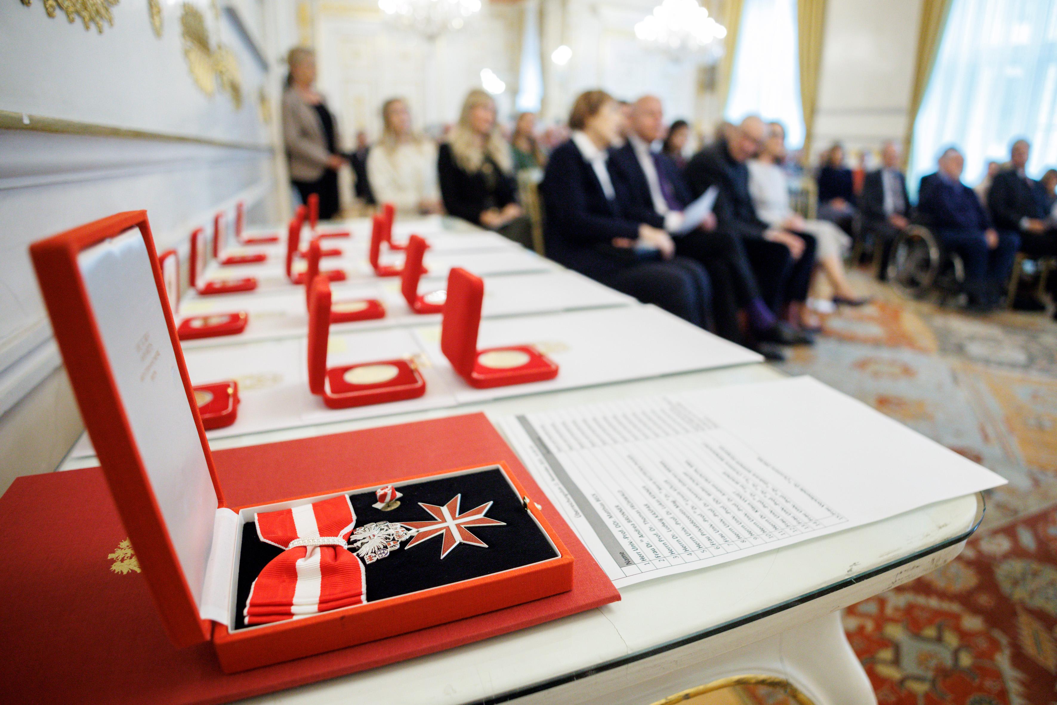 Am 11. November 2025 überreichte Staatssekretär Alexander Pröll Ehrenzeichen an Mitglieder der Bioethikkomission.