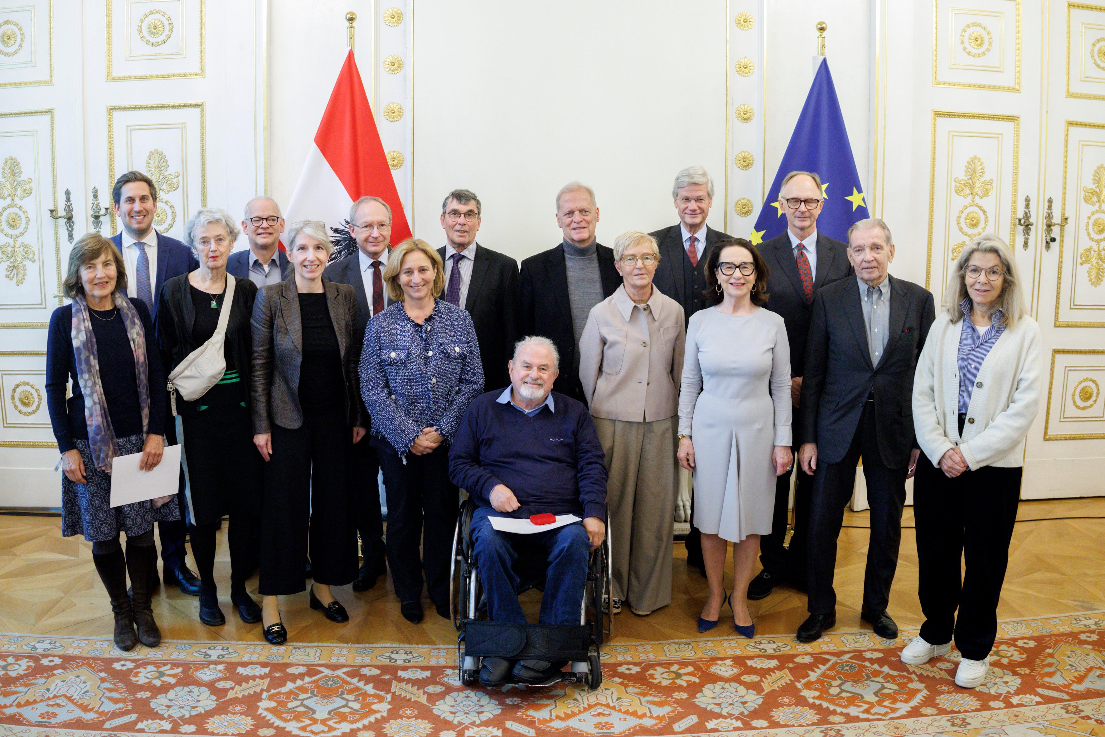 Am 11. November 2025 überreichte Staatssekretär Alexander Pröll (2.v.l.) Ehrenzeichen an Mitglieder der Bioethikkomission.