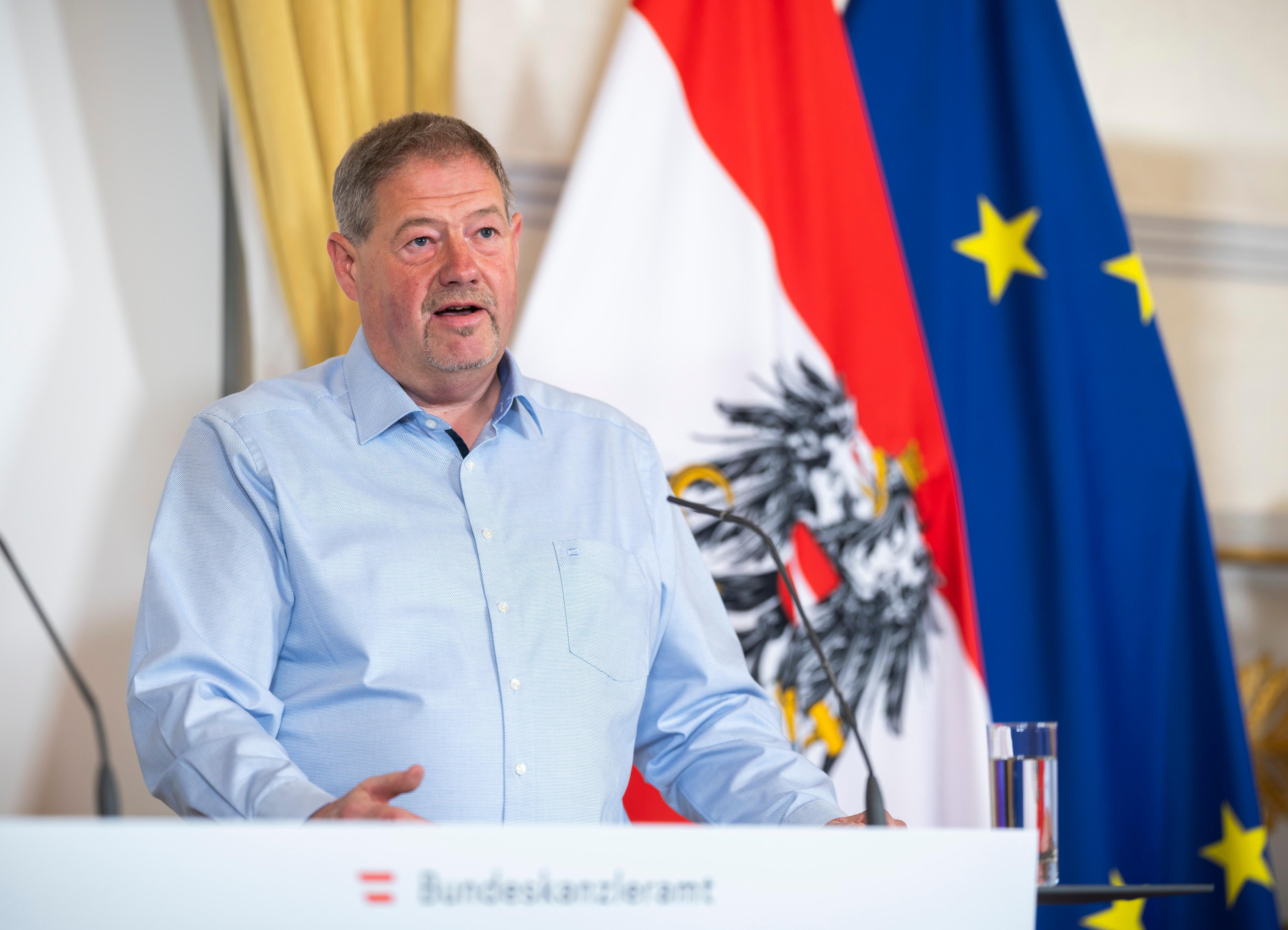 Am 15. Dezember 2025 gab Staatssekretär Alexander Pröll mit dem Tiroler Bürgermeister Markus Tönig (im Bild), eine gemeinsame Pressekonferenz zum Thema, abschließender Überblick zur ID Austria-Servicetour und den neuen Zahlen zu den e-Ausweisen und ID Austria-Registrierungen.