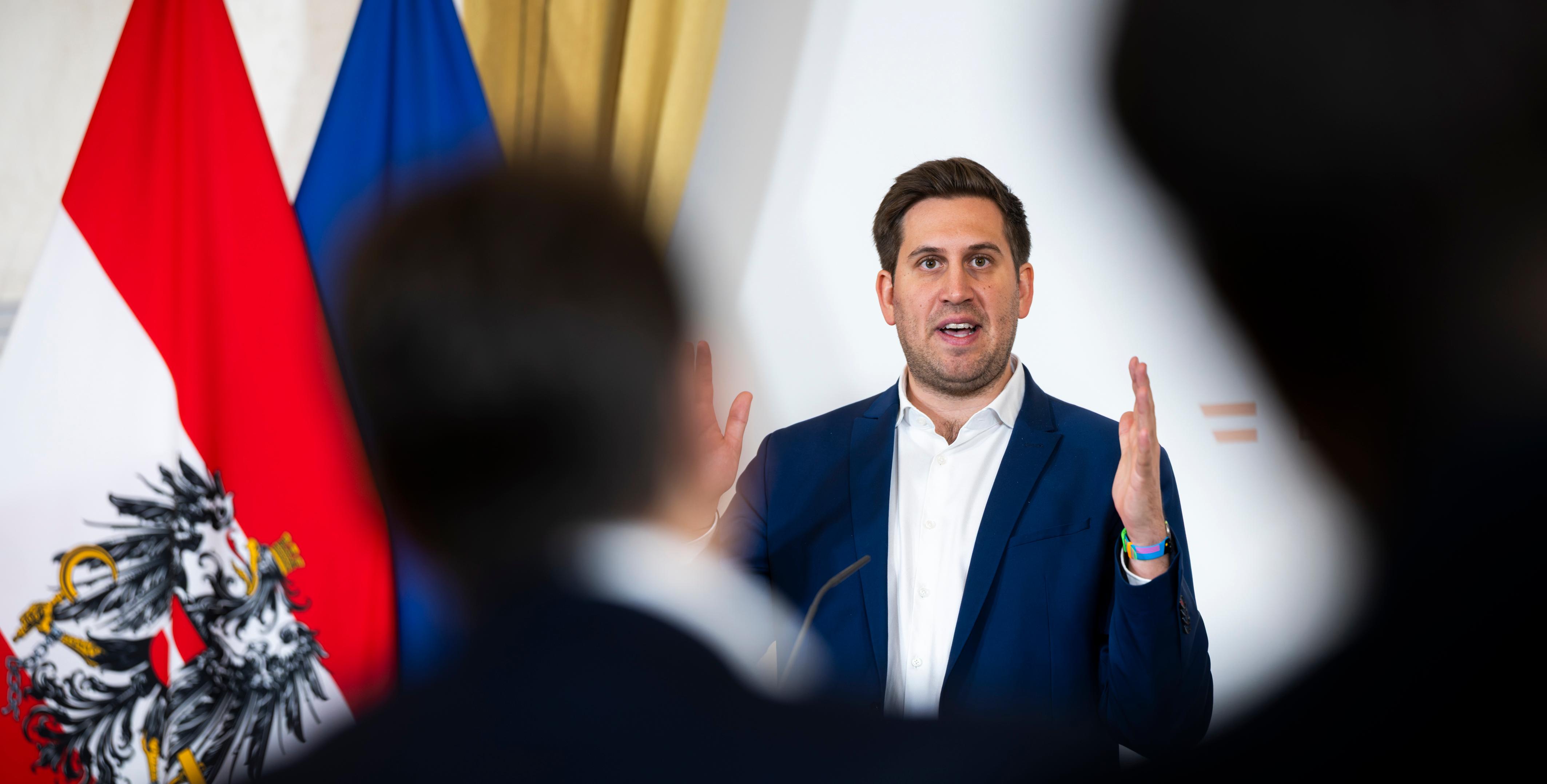 Am 15. Dezember 2025 gab Staatssekretär Alexander Pröll (im Bild) mit dem Tiroler Bürgermeister Markus Tönig, eine gemeinsame Pressekonferenz zum Thema, abschließender Überblick zur ID Austria-Servicetour und den neuen Zahlen zu den e-Ausweisen und ID Austria-Registrierungen.