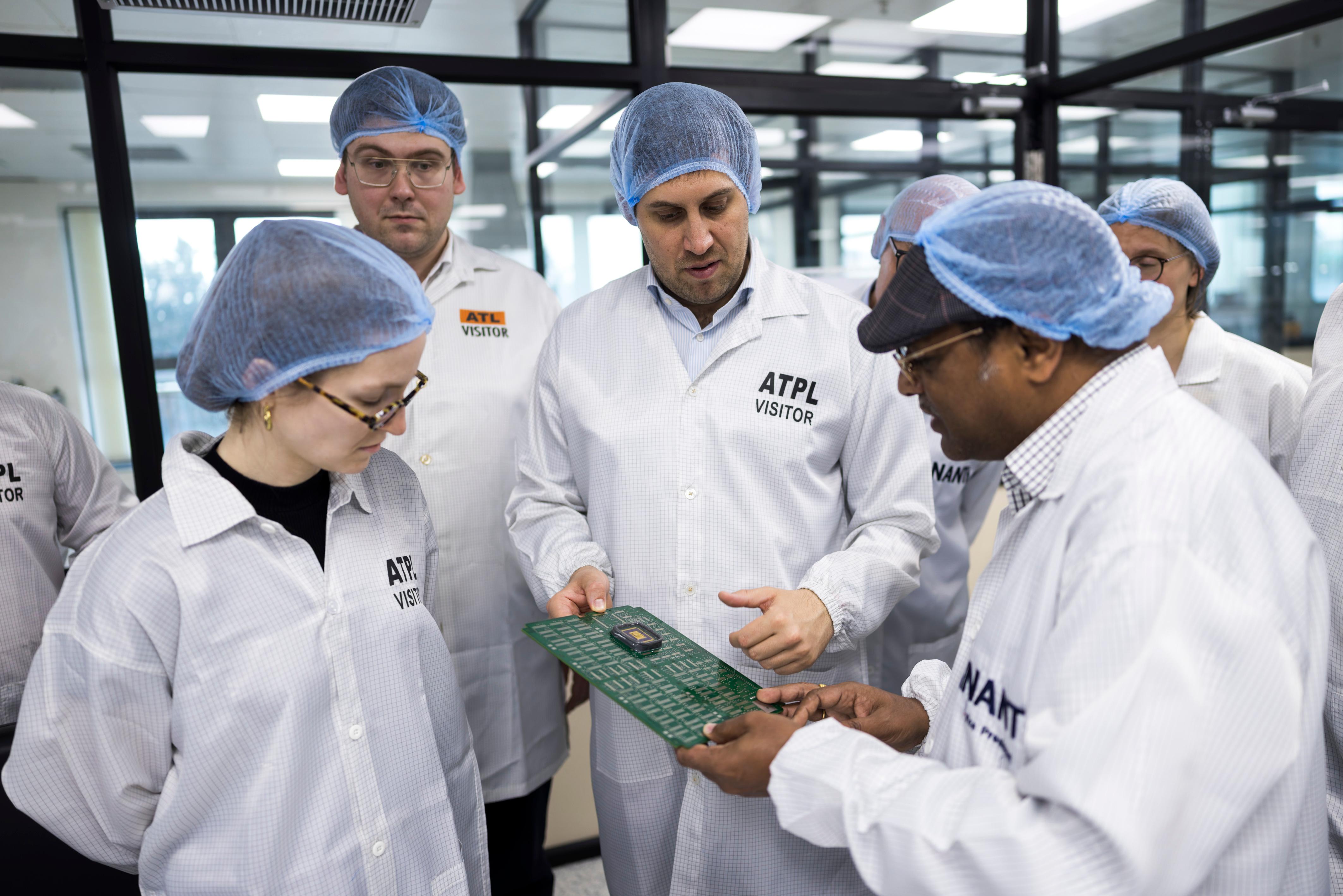 Am 20. Februar 2026 setzte Staatssekretär Alexander Pröll seinen mehrtägigen Arbeitsbesuch in Indien fort. Im Bild beim Besuch der Firma ANANTH Tech Space Technology.