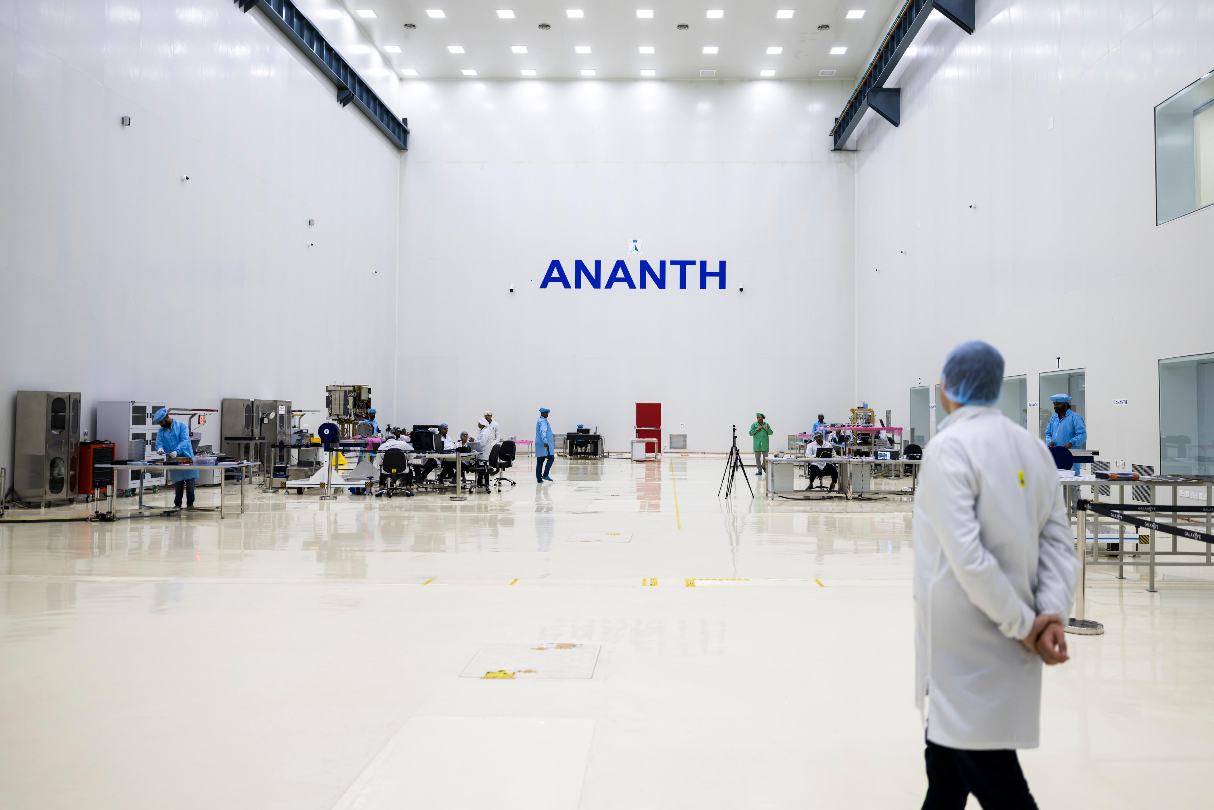 Am 20. Februar 2026 setzte Staatssekretär Alexander Pröll seinen mehrtägigen Arbeitsbesuch in Indien fort. Im Bild beim Besuch der Firma ANANTH Tech Space Technology.