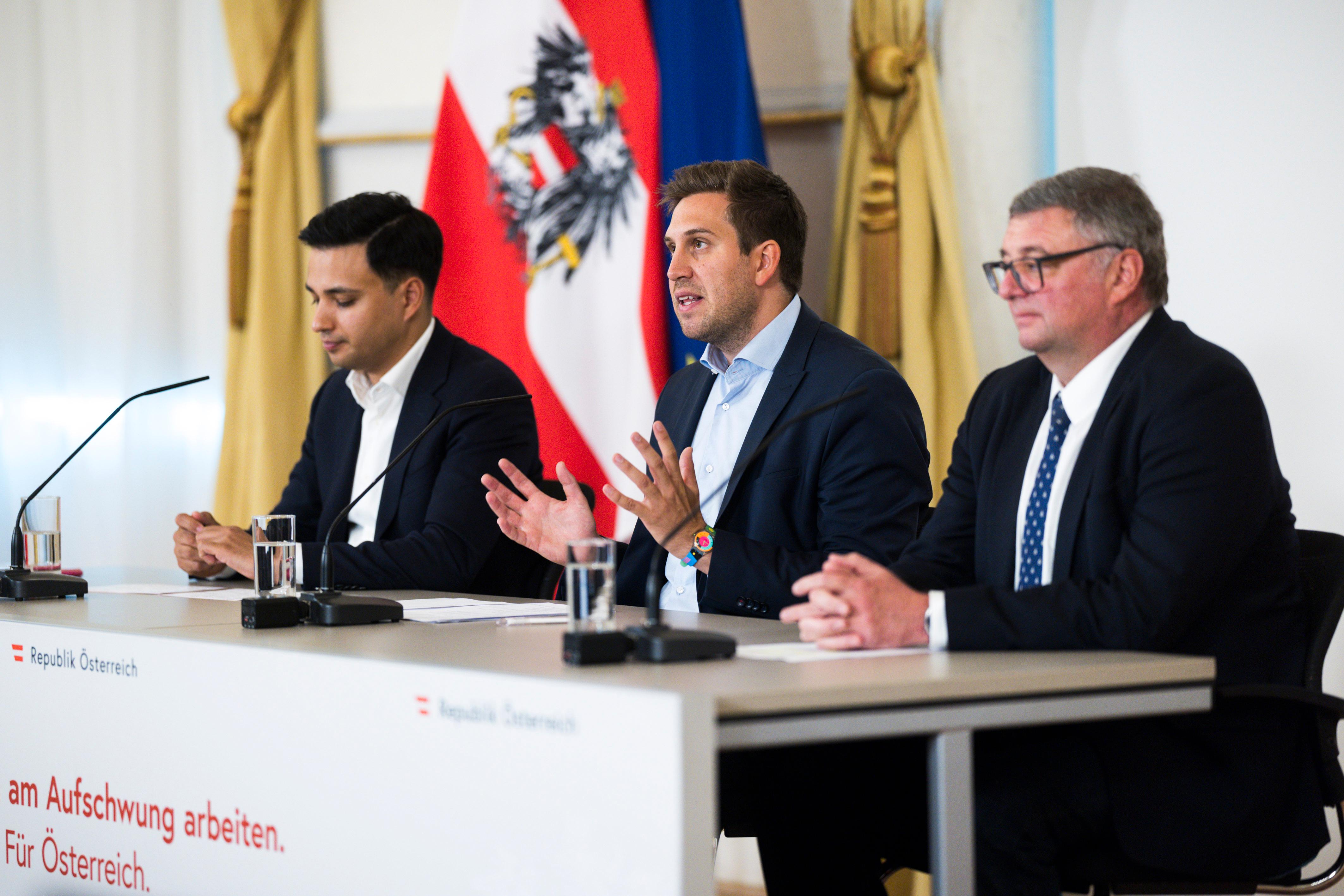 Am 3. Juni 2026 nahmen Staatssekretär Alexander Pröll (m.), Staatssekretär Jörg Leichtfried (r.) und Klubobmann Yannik Shetty (l.) am Pressefoyer nach dem Ministerrat teil.