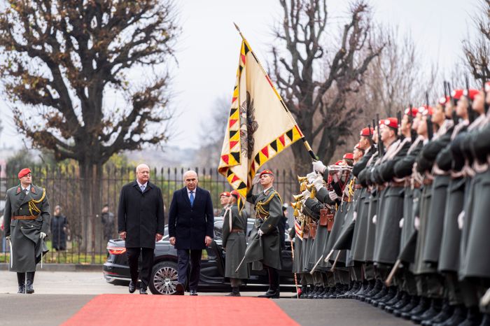 Am 4. Dezember 2025 empfing Bundeskanzler Christian Stocker (l.) den Premierminister von Rum&auml;nien Gavril Bolojan (r.), zu einem Arbeitsbesuch im Bundeskanzleramt.