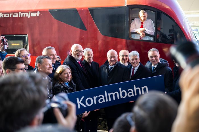 Am 12. Dezember 2025 nahm Bundeskanzler Christian Stocker (4.v.r.) an der Er&ouml;ffnung der Koralmbahn teil. Im Bild mit Bundespr&auml;sident Alexander Van der Bellen (5.v.r.) und Vizekanzler Andreas Babler (r.).