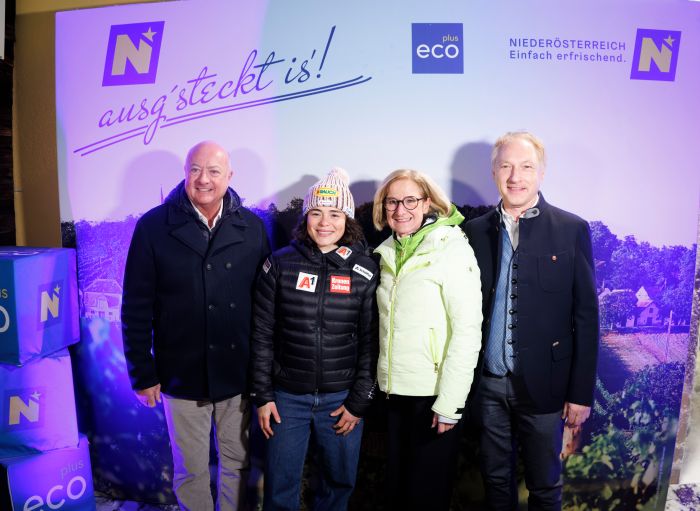 Am 27.12.2025 besuchte Bundeskanzler Christian Stocker (l.) das Damen-Ski-Weltcuprennen am Semmering. Im Bild mit der Landeshauptfrau von Nieder&ouml;sterreich, Johanna Mikl-Leitner (2.v.r.) und der Siegerin des Riesentorlauf, Julia Scheib (2.v.l.).